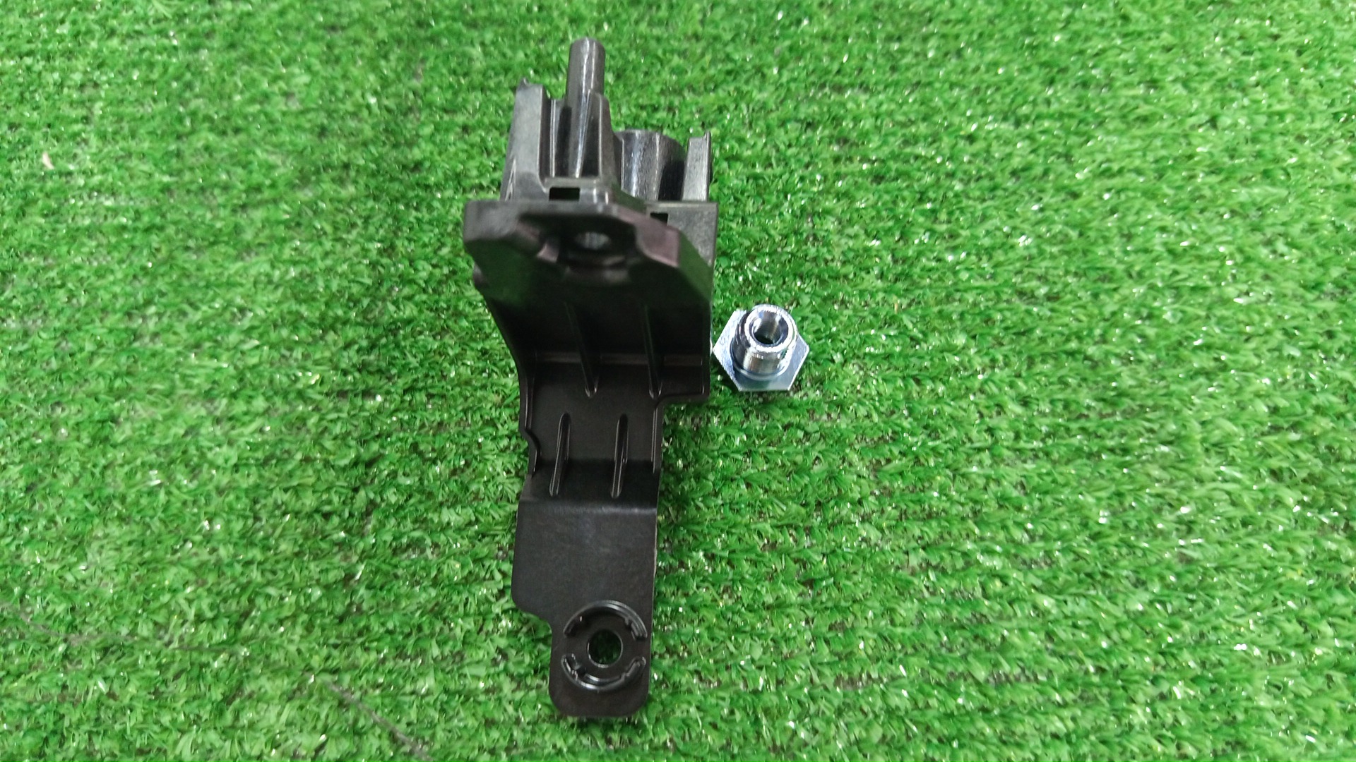 Крепление фары правое TOYOTA HARRIER AXUH80 81195-48090 3 ракурс