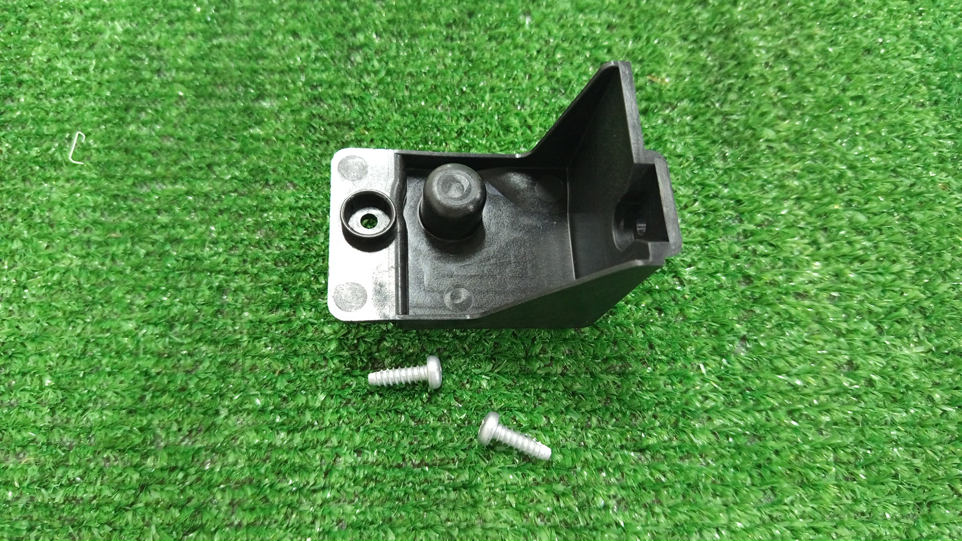 Крепление фары правое TOYOTA AQUA NHP10 81195-52240 2 ракурс