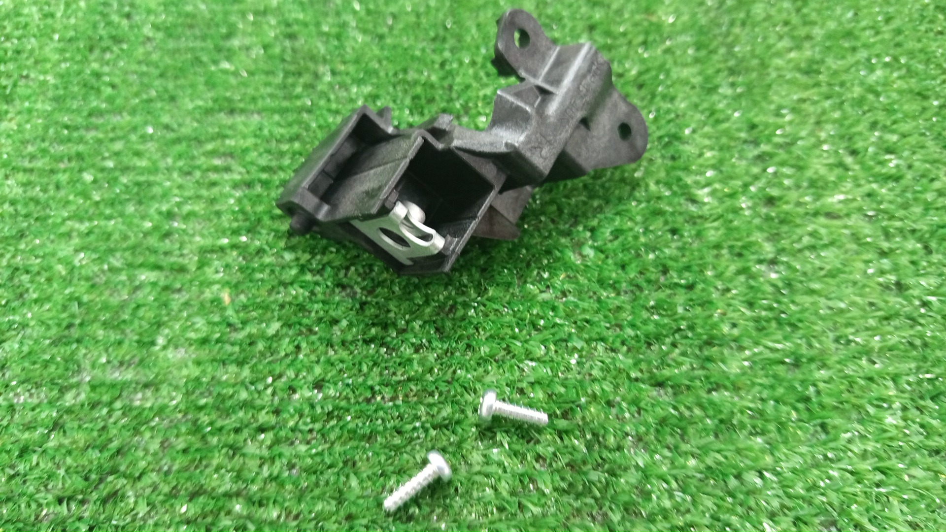 Крепление фары правое TOYOTA HARRIER ASU60W 81195-48060 3 ракурс