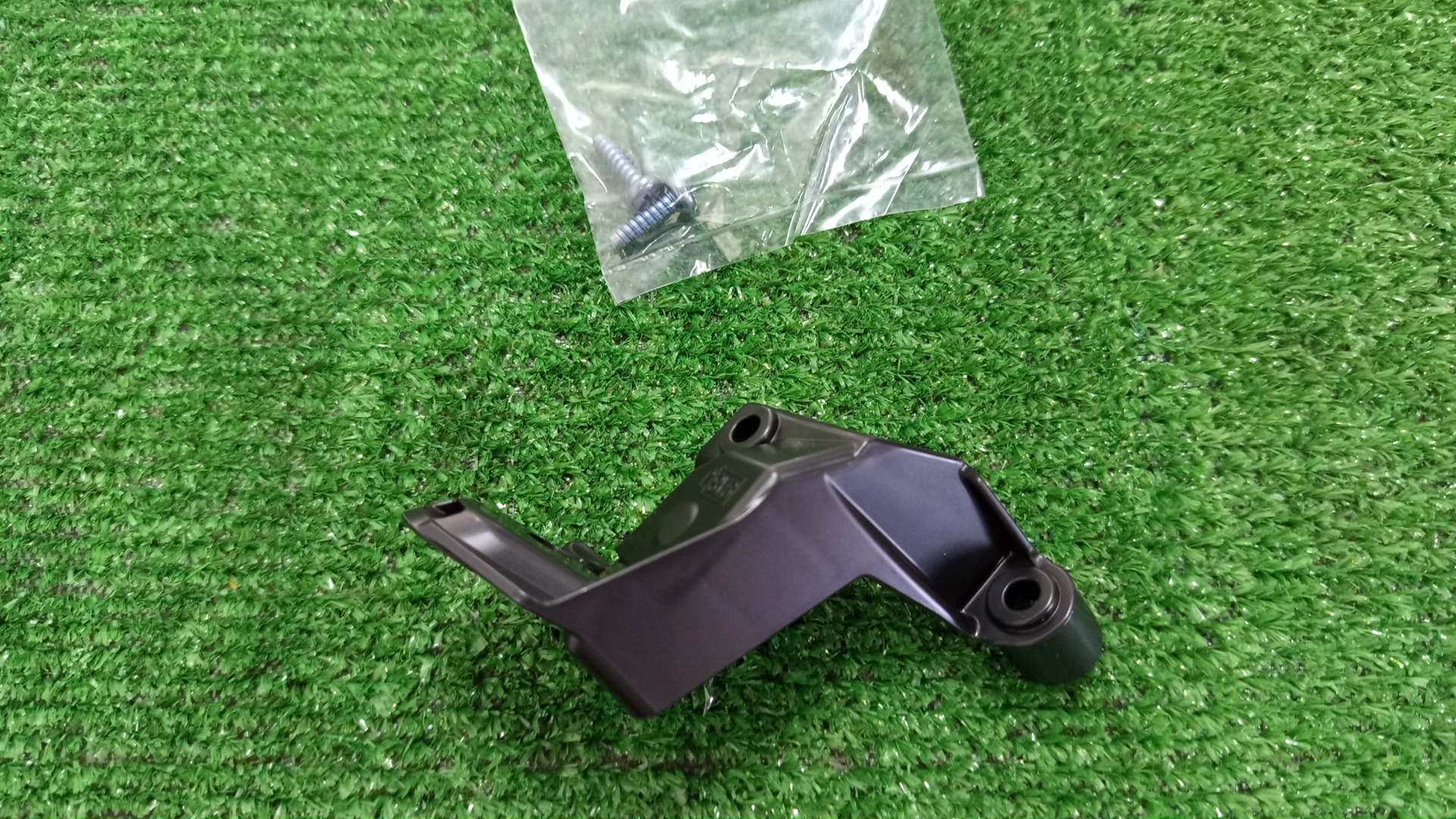 Крепление фары правое TOYOTA NOAH ZWR95W 81193-V1010 3 ракурс