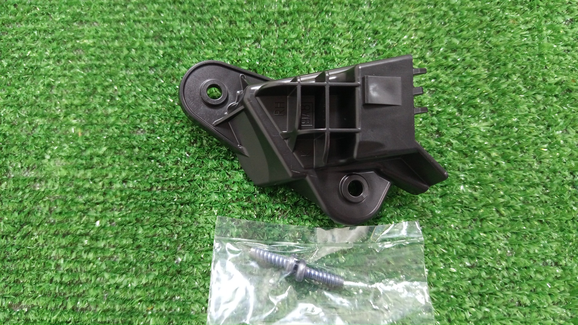 Крепление фары правое TOYOTA NOAH ZWR95W 81195-V1020 1 ракурс