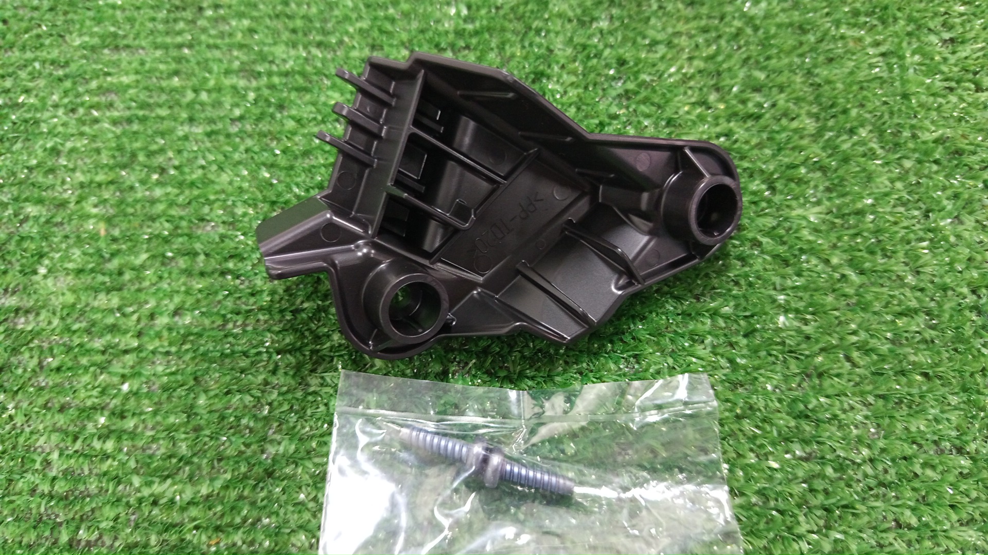 Крепление фары правое TOYOTA NOAH ZWR95W 81195-V1020 3 ракурс