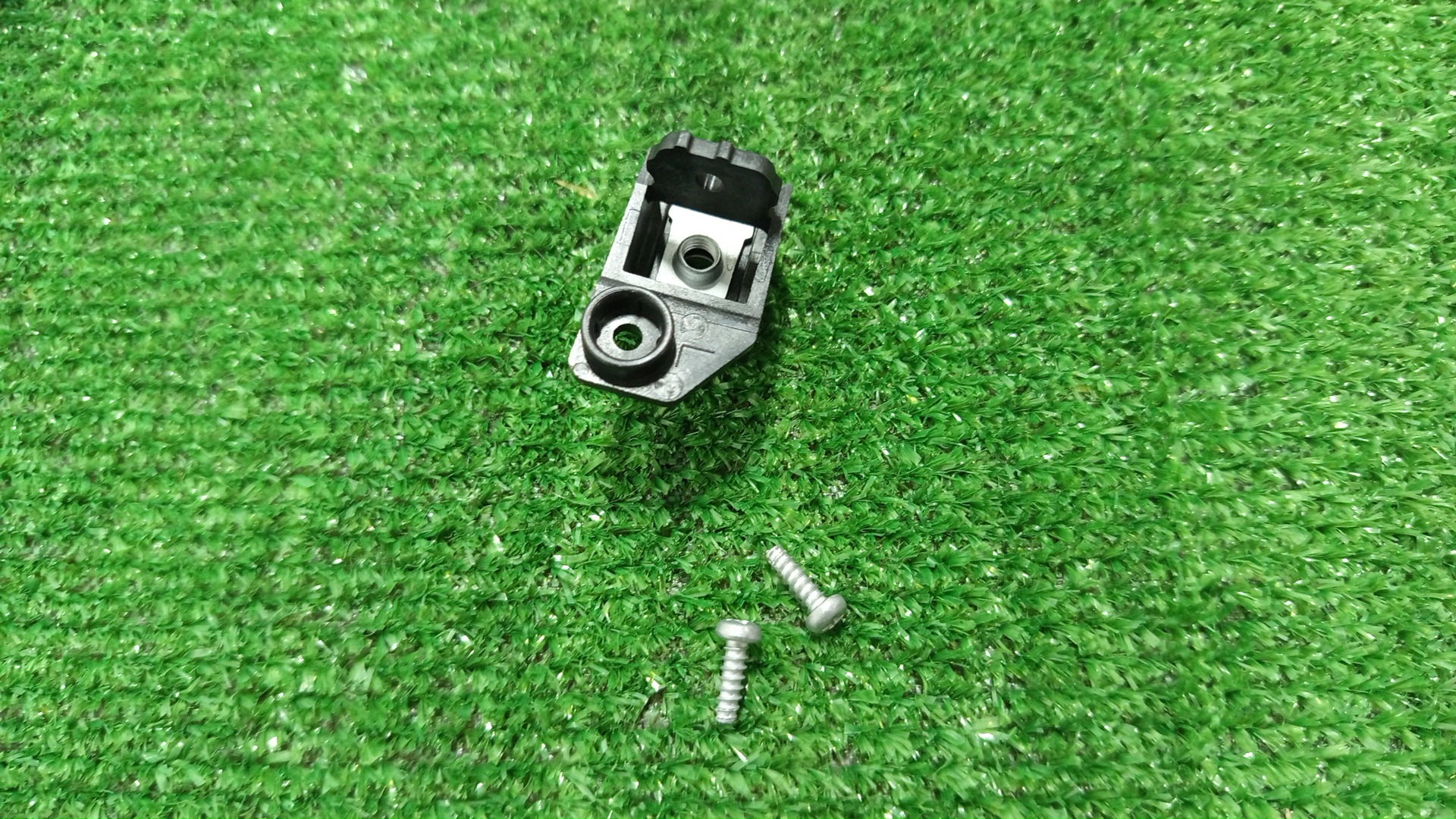 Крепление фары левое TOYOTA COROLLA FIELDER NKE165G 81196-12180 2 ракурс