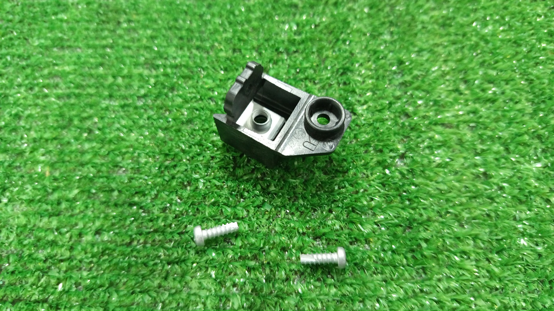 Крепление фары правое TOYOTA COROLLA FIELDER NKE165G 81195-12180 1 ракурс