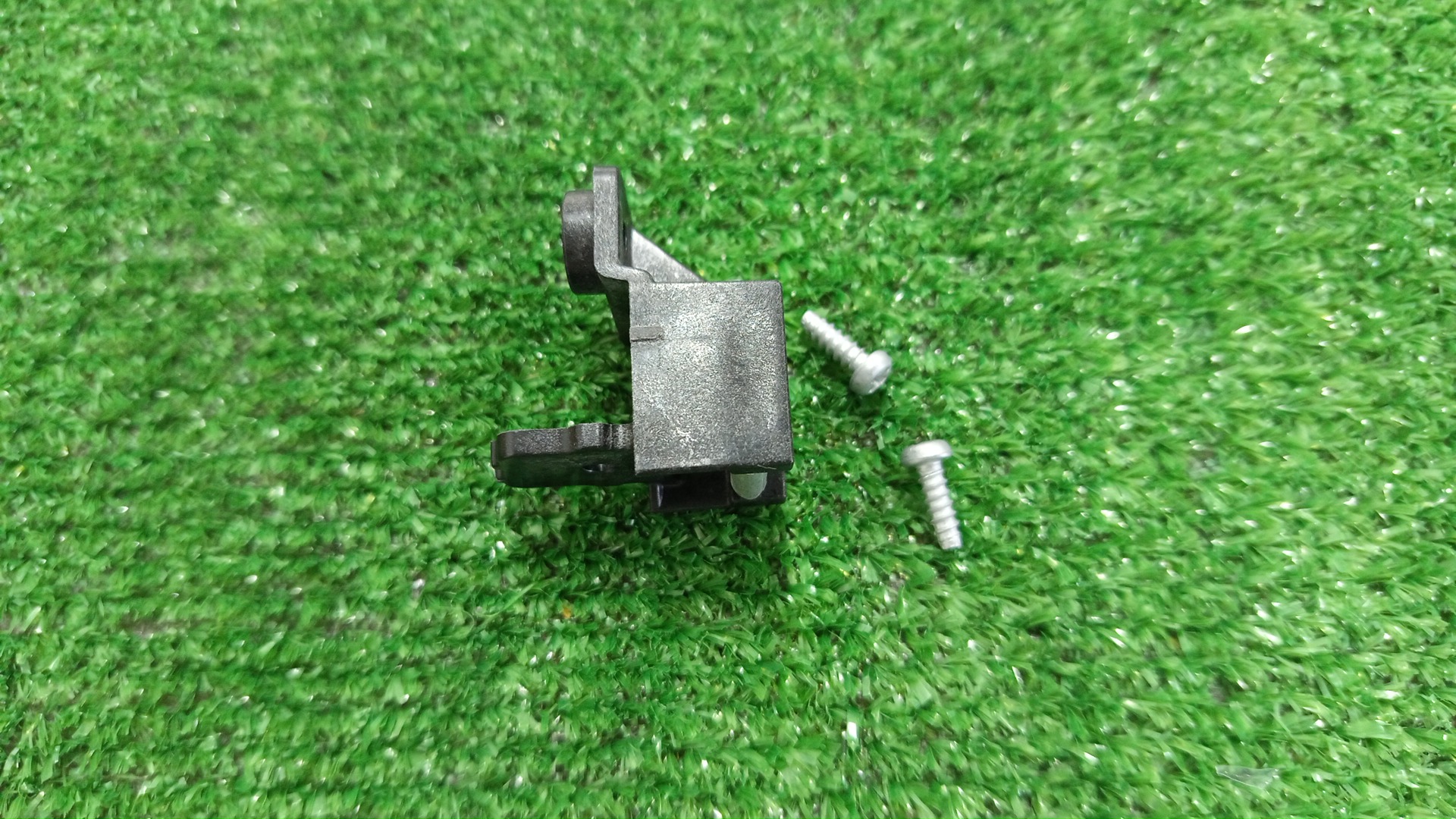 Крепление фары левое TOYOTA COROLLA FIELDER NKE165G 81196-12290 1 ракурс
