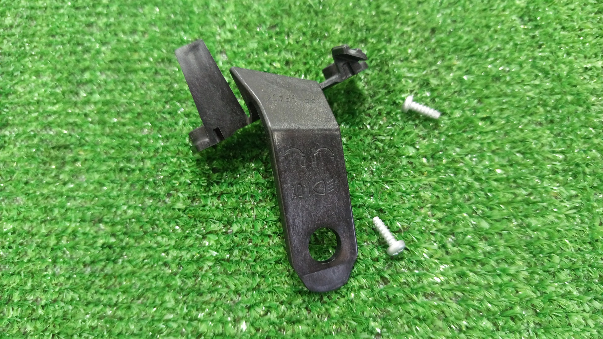 Крепление фары правое TOYOTA COROLLA FIELDER NKE165G 81197-12180 1 ракурс