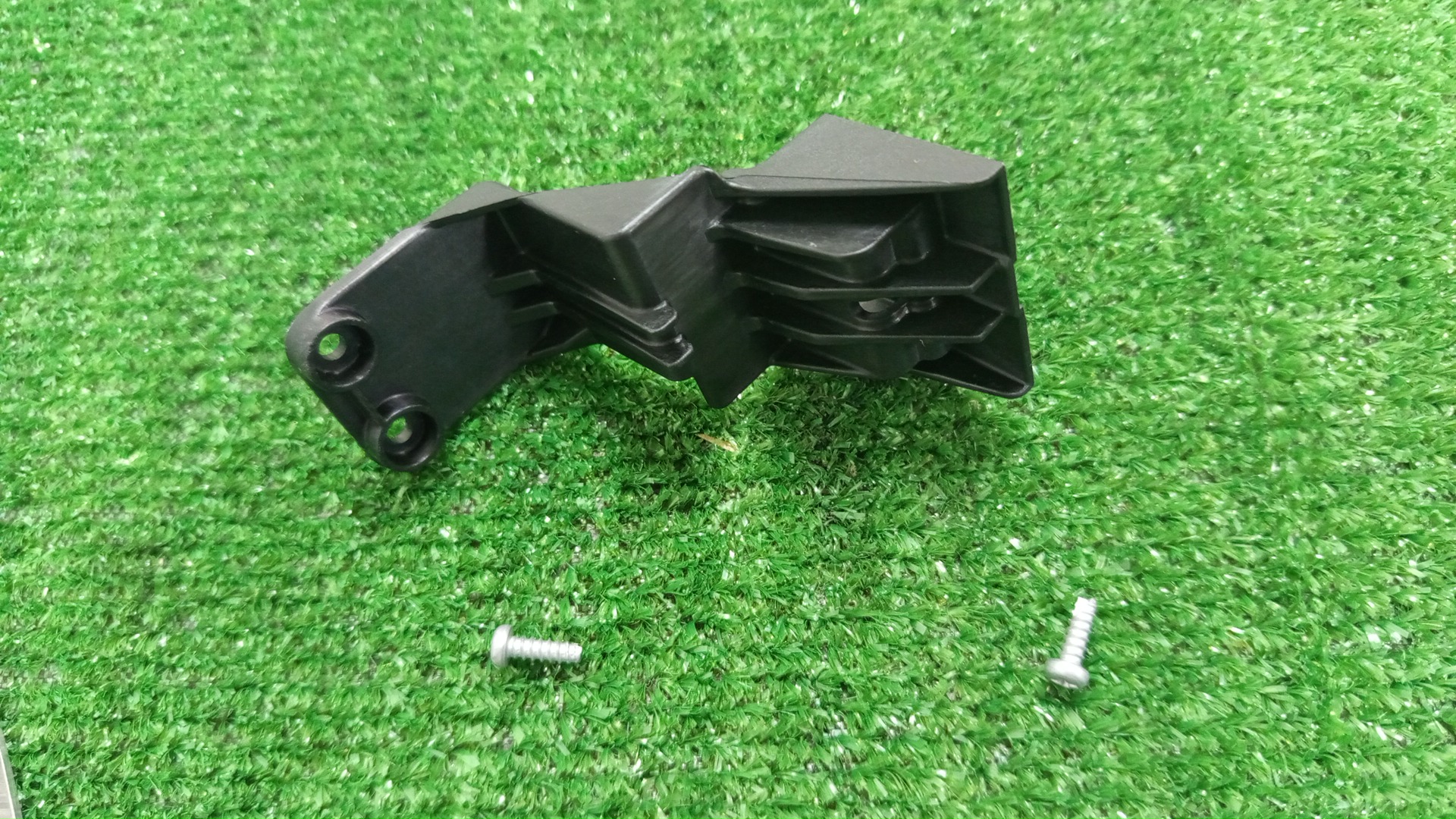 Крепление фары правое TOYOTA COROLLA FIELDER NKE165G 81195-12300 1 ракурс