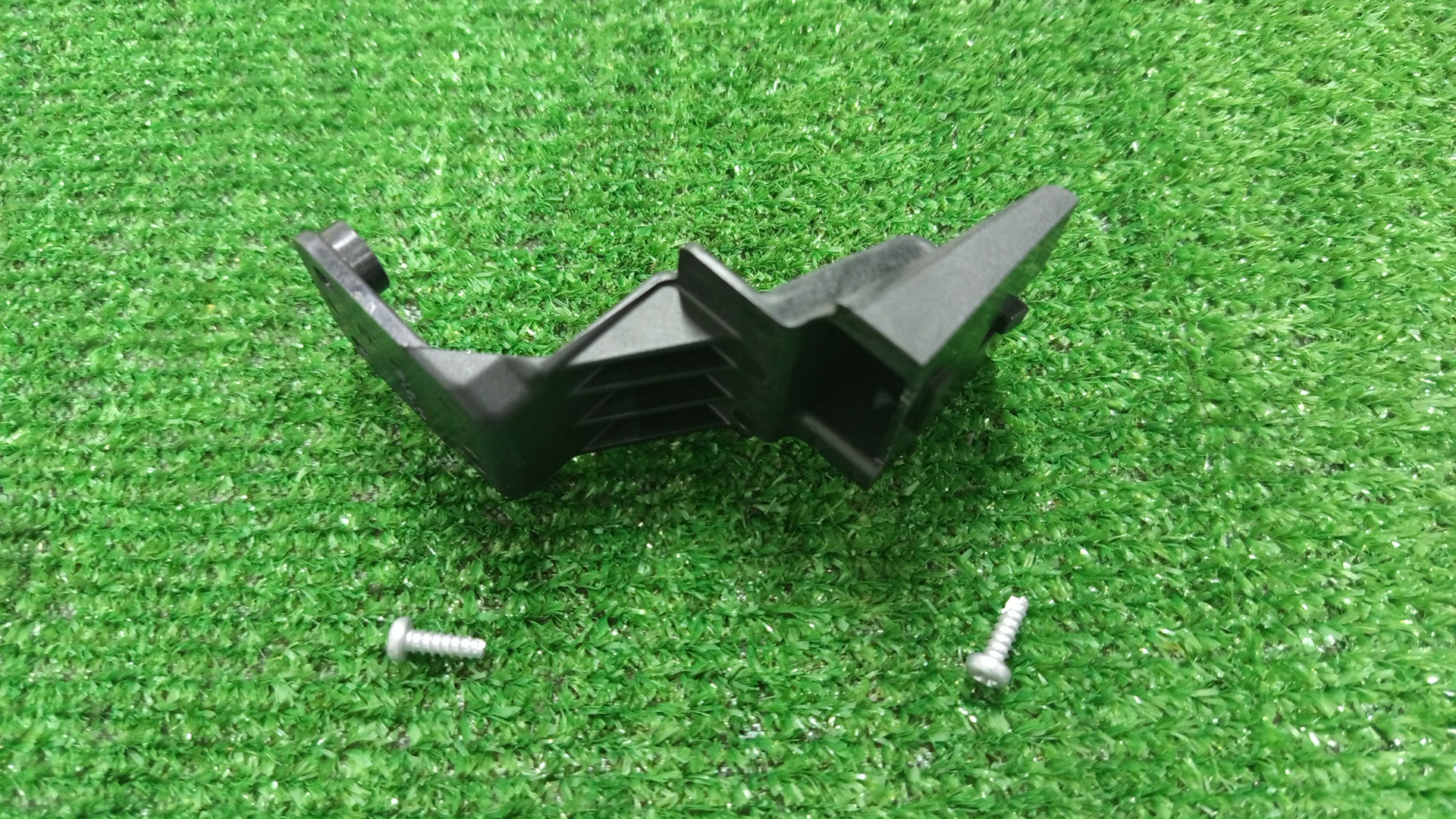 Крепление фары правое TOYOTA COROLLA FIELDER NKE165G 81195-12300 3 ракурс