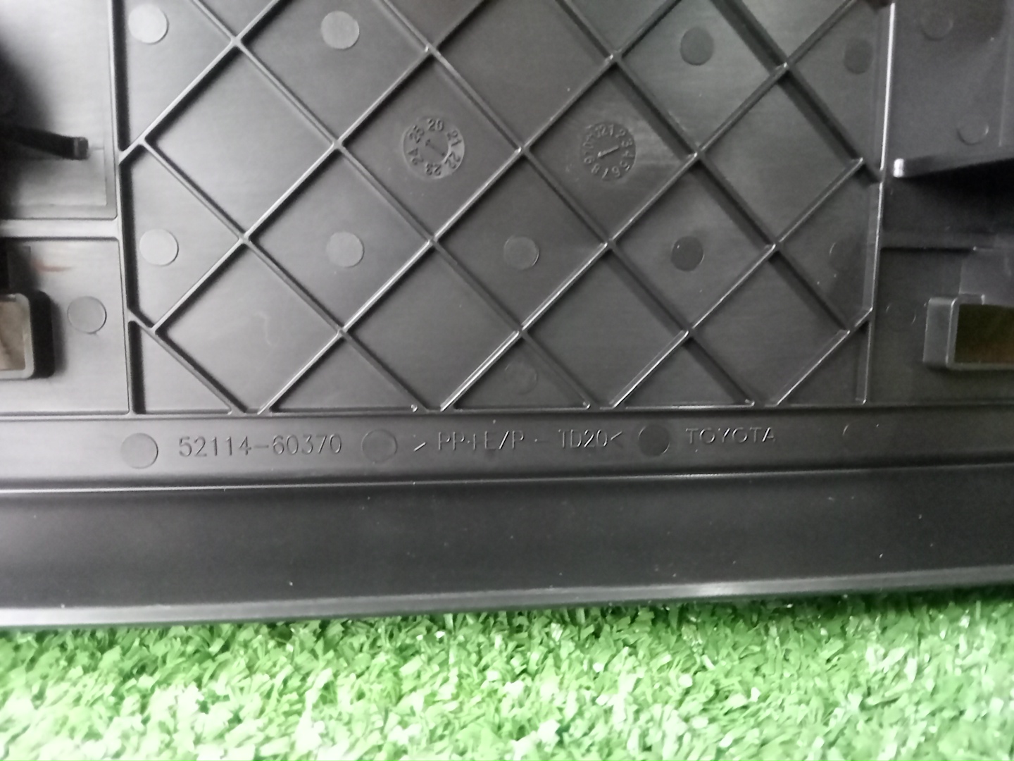 Болты крепления номера передние TOYOTA LAND CRUISER VJA300W 52114-60370 3 ракурс