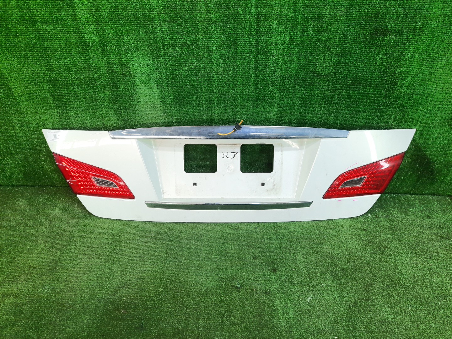 Болты крепления номера NISSAN FUGA Y50 84810-EJ70A 1 ракурс
