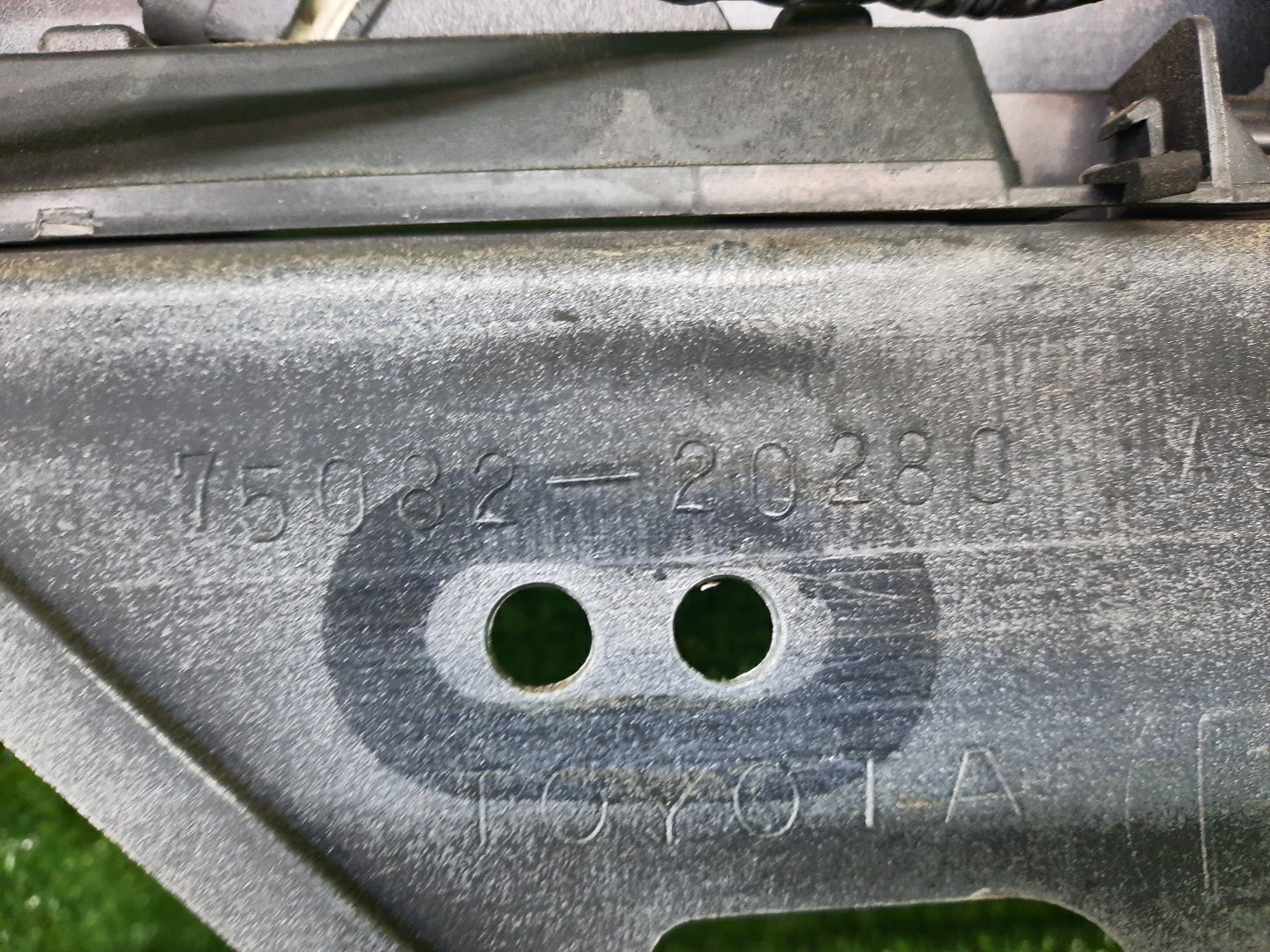 Болты крепления номера TOYOTA CELICA ST202 75082-20280 5 ракурс