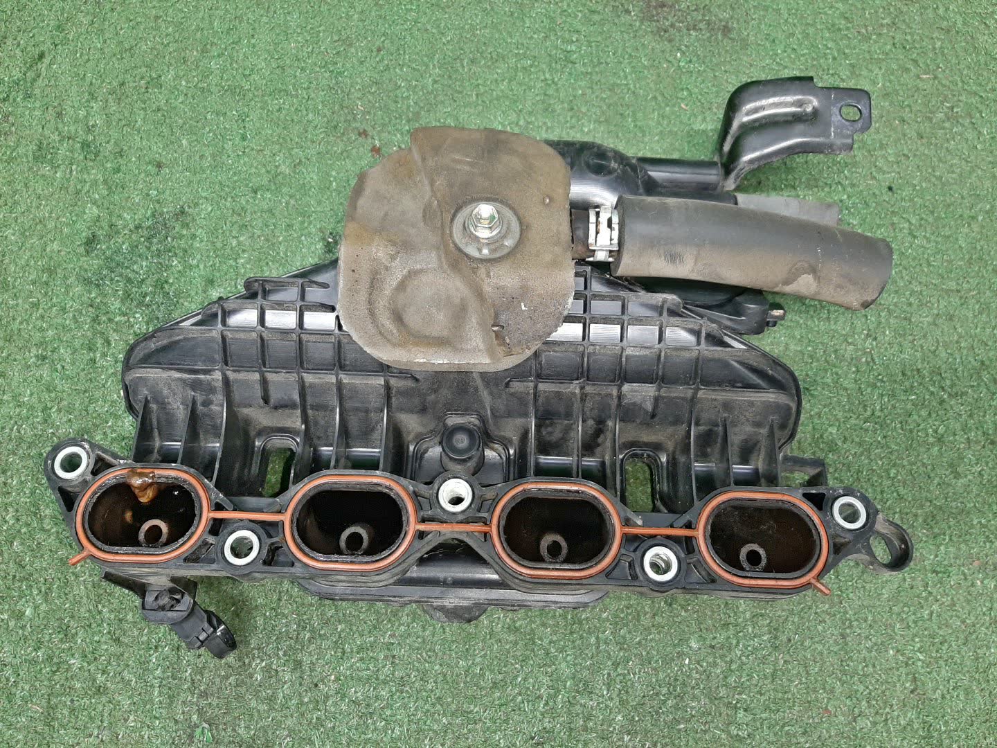 Коллектор впускной TOYOTA AQUA NHP10 1NZ-FXE 2 ракурс