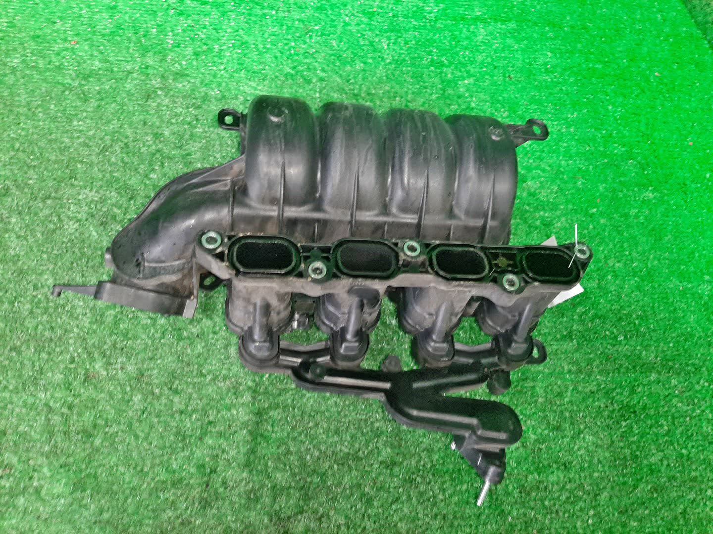 Коллектор впускной TOYOTA SIENTA NSP170G 2NR-FKE 1 ракурс