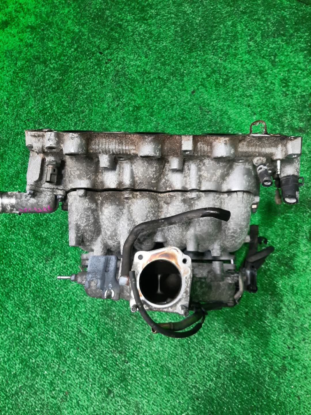 Коллектор впускной TOYOTA GRANVIA VCH10W 5VZ-FE 2 ракурс Коллектор впускной TOYOTA GRANVIA VCH10W 5VZ-FE 2 ракурс