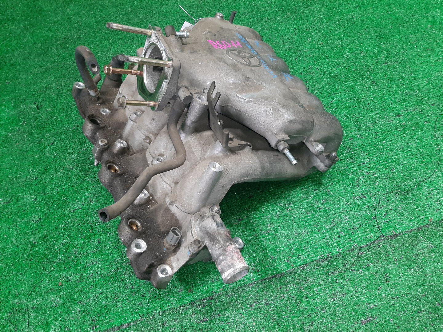 Коллектор впускной TOYOTA GRANVIA VCH10W 5VZ-FE 2 ракурс Коллектор впускной TOYOTA GRANVIA VCH10W 5VZ-FE 2 ракурс