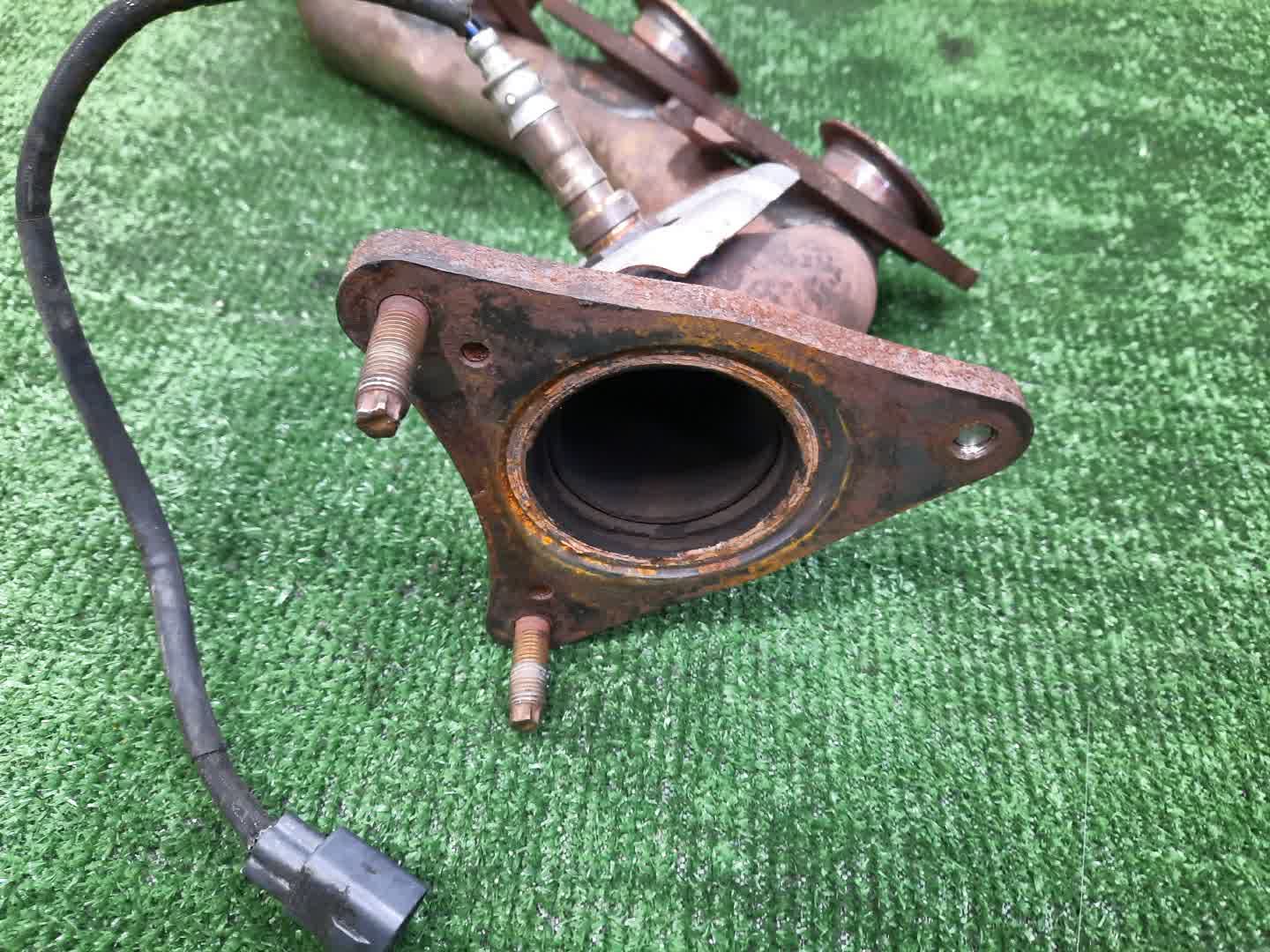 Коллектор выпускной правый TOYOTA CELSIOR UCF31 3UZ-FE 3 ракурс