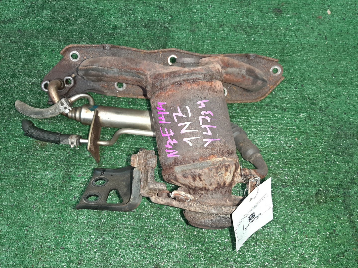 Коллектор выпускной TOYOTA COROLLA AXIO NZE144 1NZ-FE 1 ракурс Коллектор выпускной TOYOTA COROLLA AXIO NZE144 1NZ-FE 1 ракурс