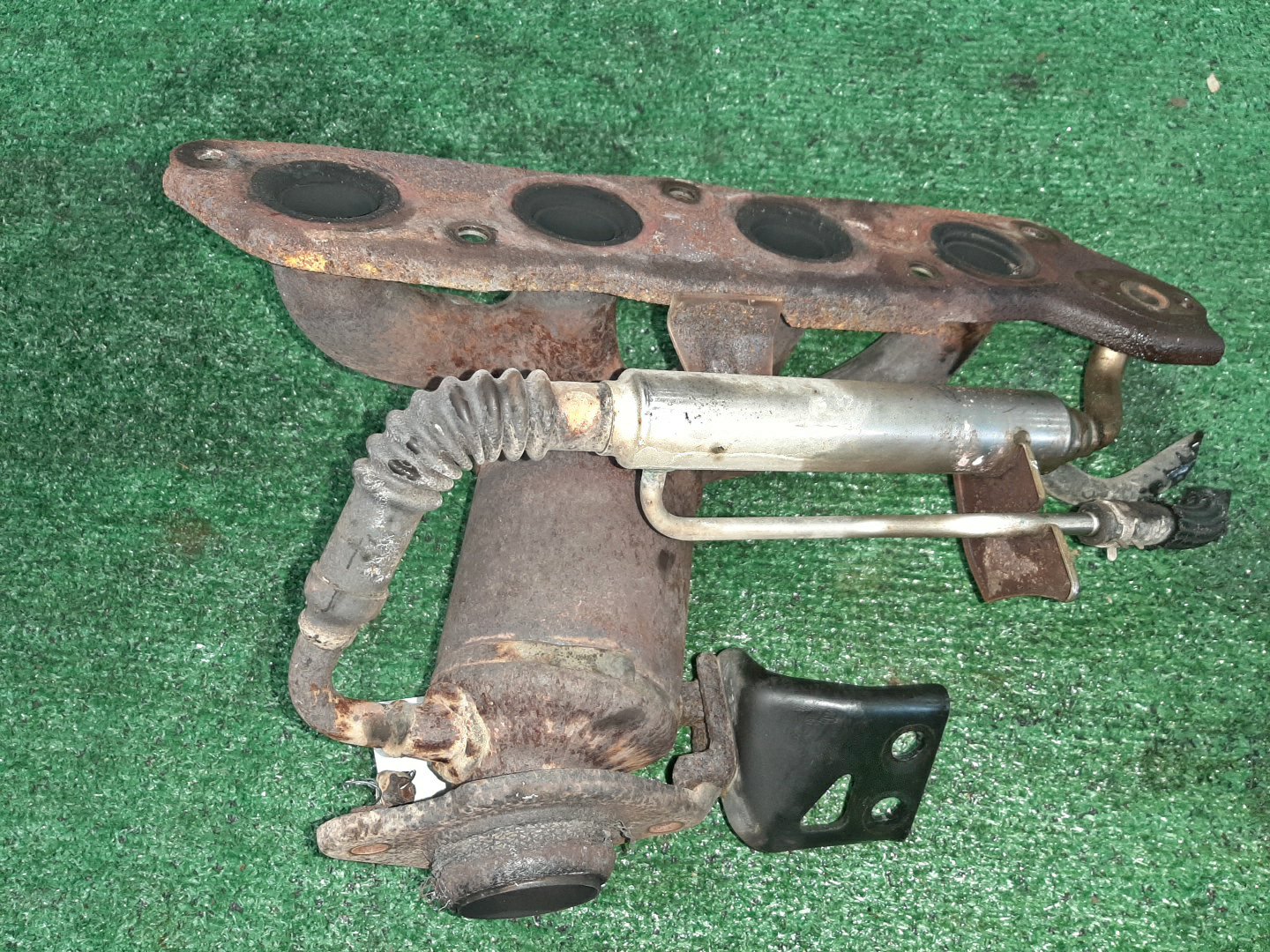 Коллектор выпускной TOYOTA COROLLA AXIO NZE144 1NZ-FE 2 ракурс Коллектор выпускной TOYOTA COROLLA AXIO NZE144 1NZ-FE 2 ракурс