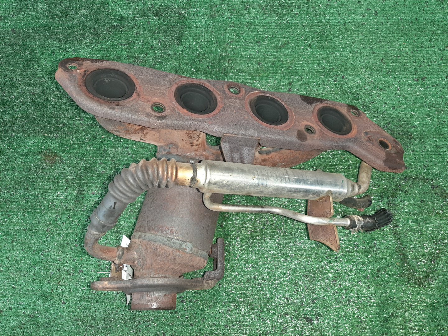 Коллектор выпускной TOYOTA COROLLA AXIO NZE144 1NZ-FE 2 ракурс Коллектор выпускной TOYOTA COROLLA AXIO NZE144 1NZ-FE 2 ракурс