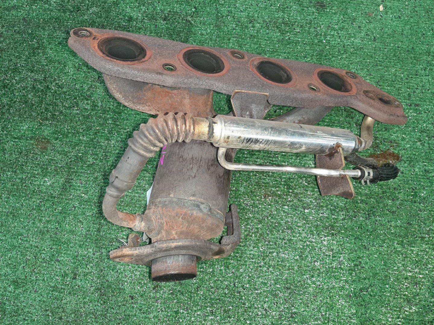 Коллектор выпускной TOYOTA COROLLA AXIO NZE144 1NZ-FE 2 ракурс Коллектор выпускной TOYOTA COROLLA AXIO NZE144 1NZ-FE 2 ракурс