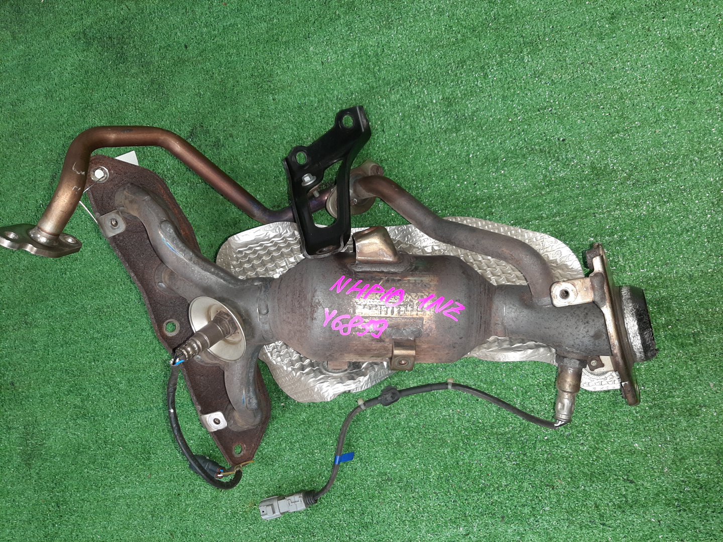 Коллектор выпускной TOYOTA AQUA NHP10 1NZ-FXE 1 ракурс Коллектор выпускной TOYOTA AQUA NHP10 1NZ-FXE 1 ракурс