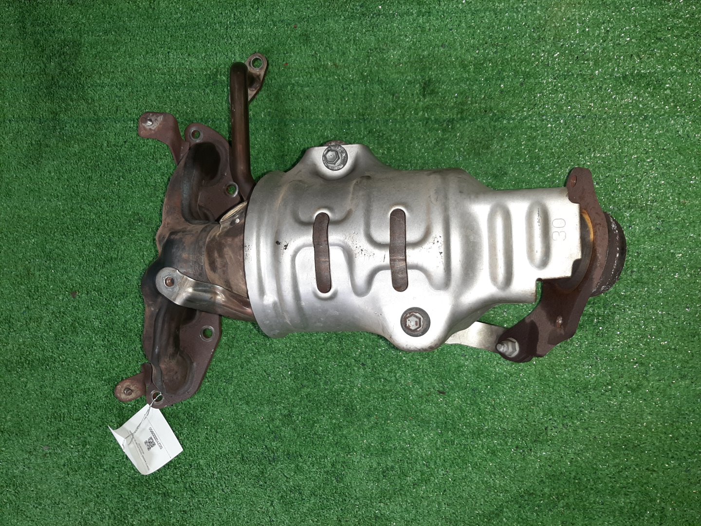 Коллектор выпускной TOYOTA VITZ NSP135 1NR-FE 1 ракурс Коллектор выпускной TOYOTA VITZ NSP135 1NR-FE 1 ракурс