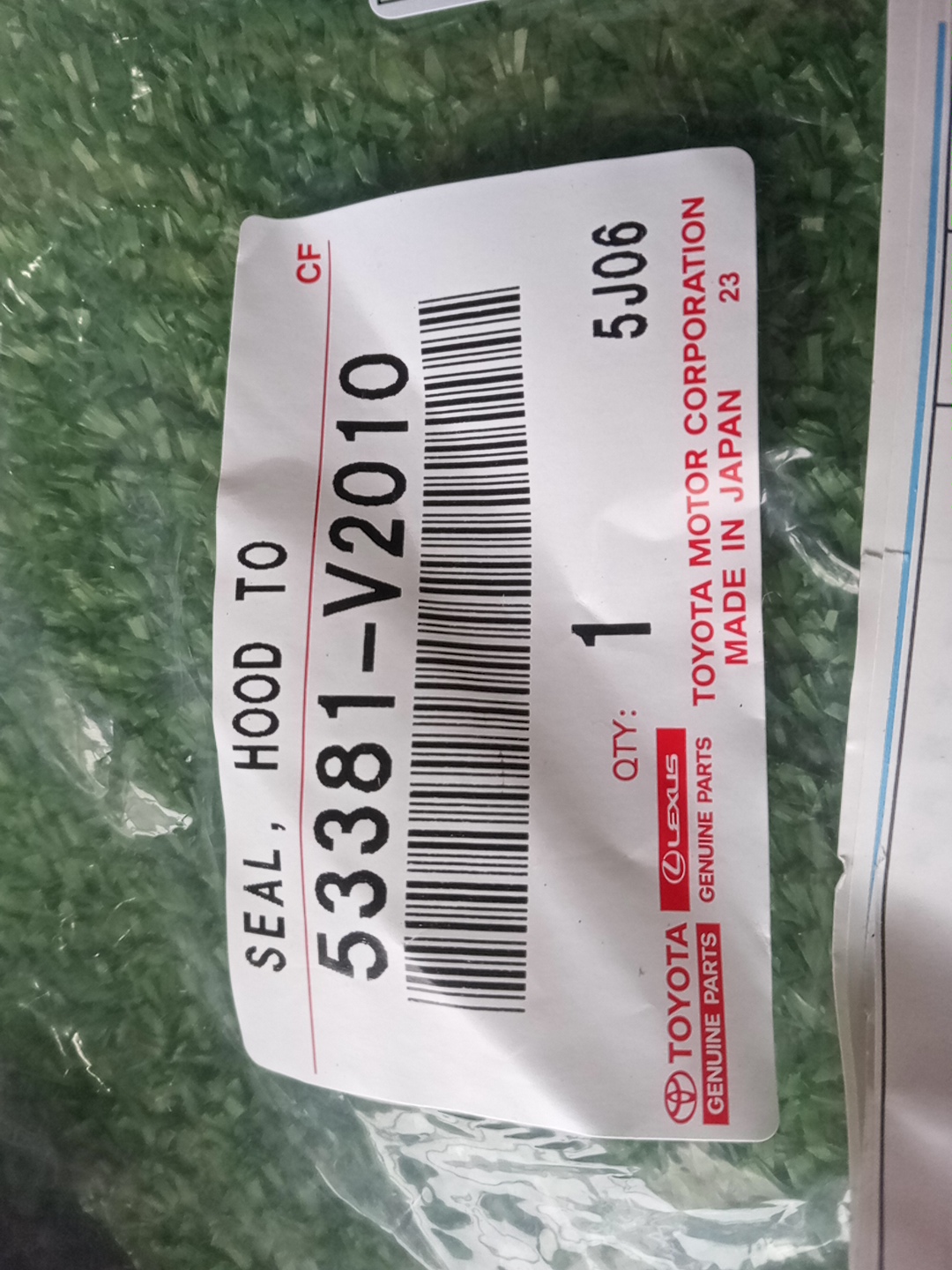 Уплотнительная резинка TOYOTA ALPHARD AAHH40W 53381-V2010 2 ракурс