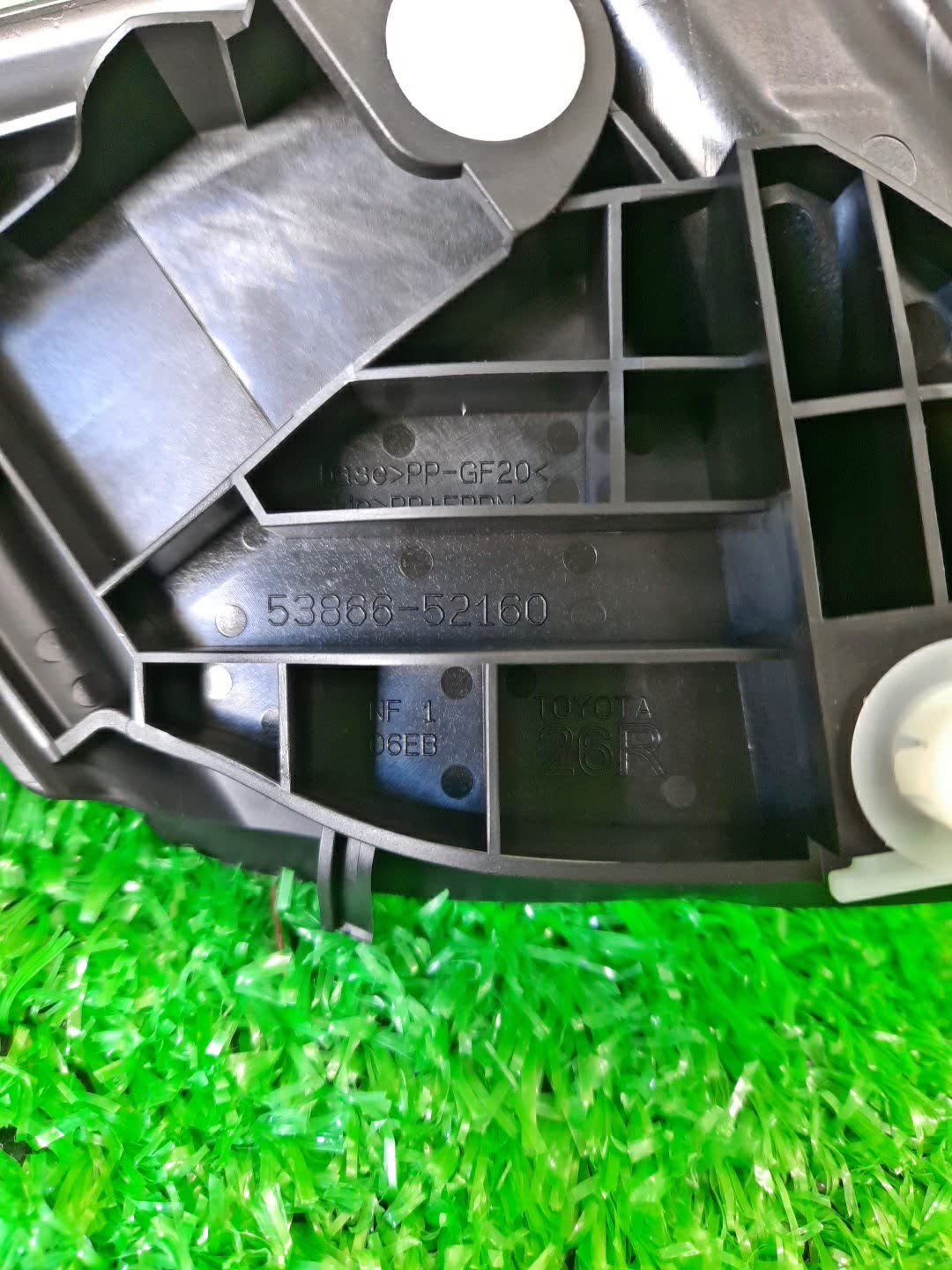 Планка на стеклоочиститель правая TOYOTA AQUA NHP10 53866-52160 3 ракурс