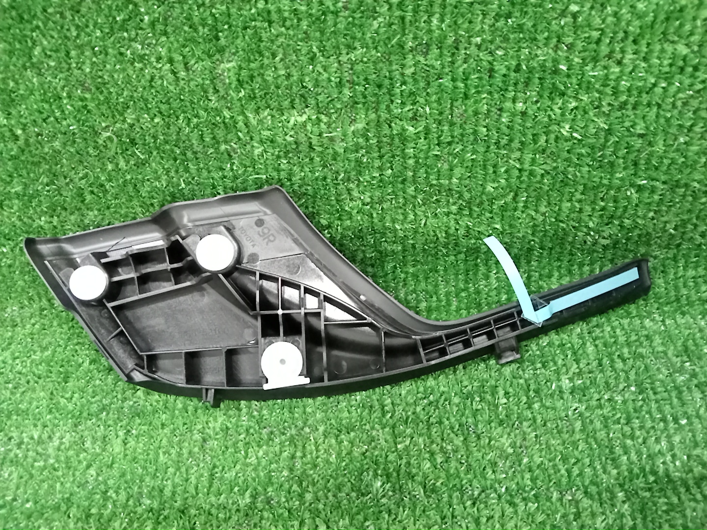 Планка на стеклоочиститель правая передняя TOYOTA AQUA NHP10 53866-52100 2 ракурс