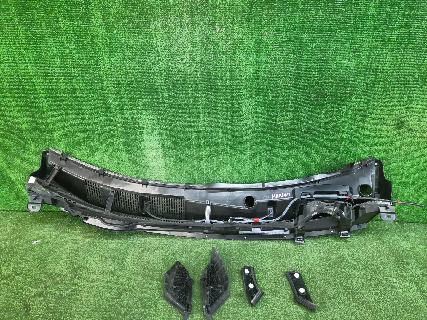 Планка на стеклоочиститель TOYOTA YARIS CROSS MXPJ10, MXPJ15, MXPB10, MXPB15 4 ракурс
