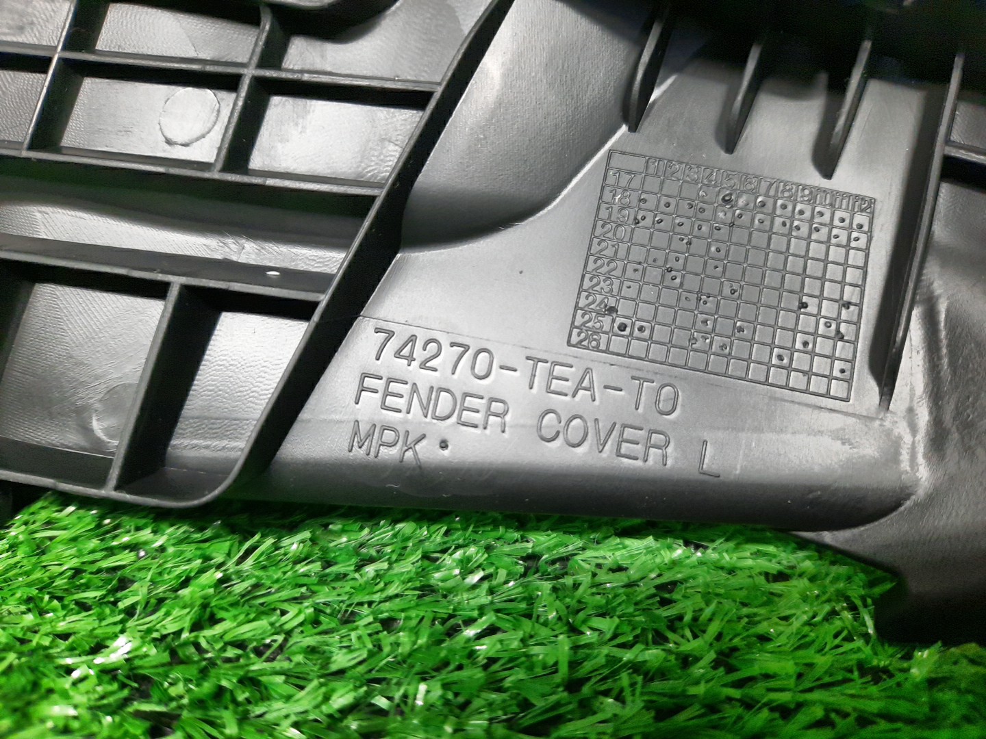 Планка на стеклоочиститель правая передняя HONDA CIVIC FK7 74270-TEA-T00 3 ракурс