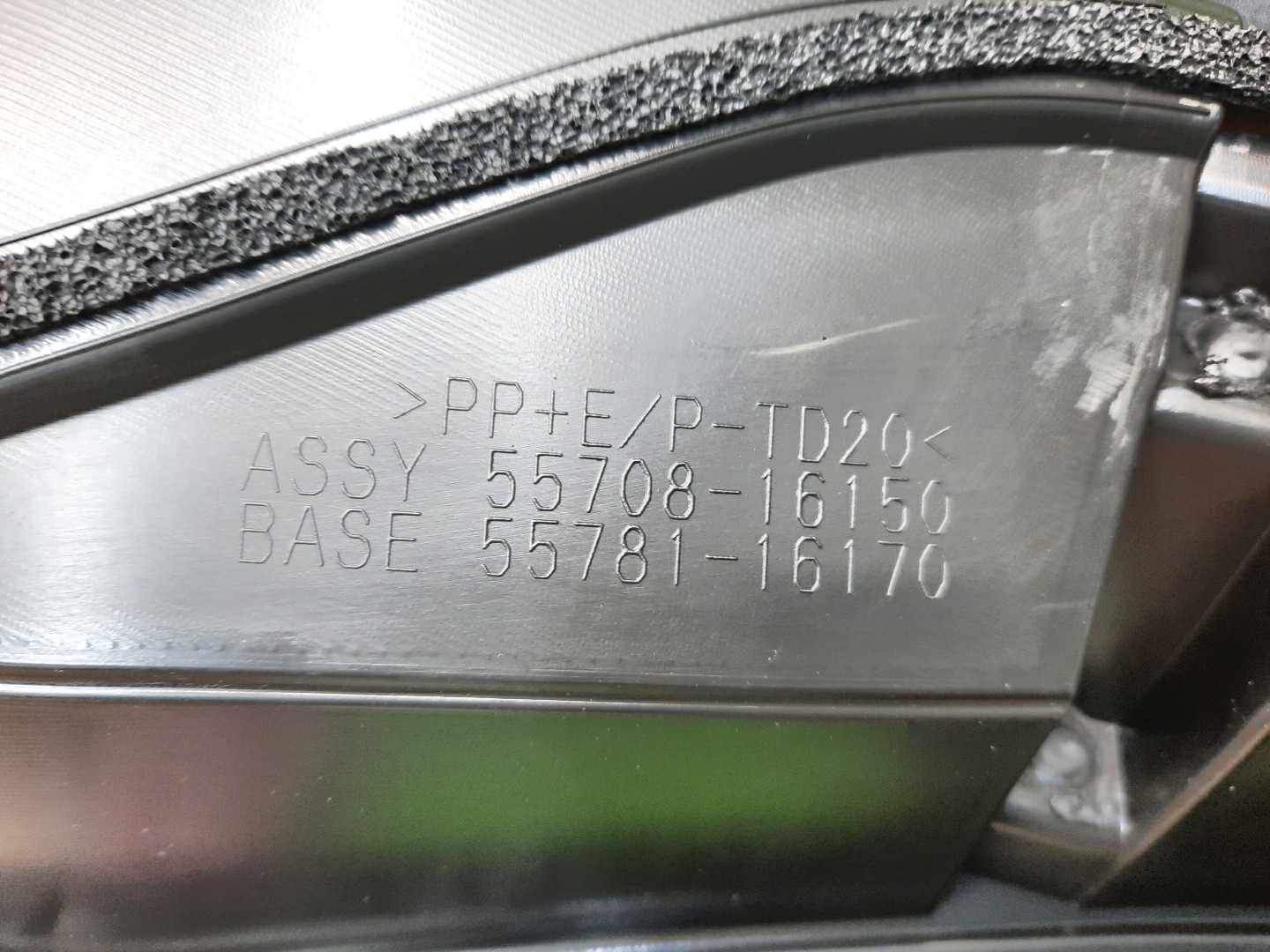 Планка на стеклоочиститель TOYOTA COROLLA CROSS ZSG10 55708-16150 5 ракурс