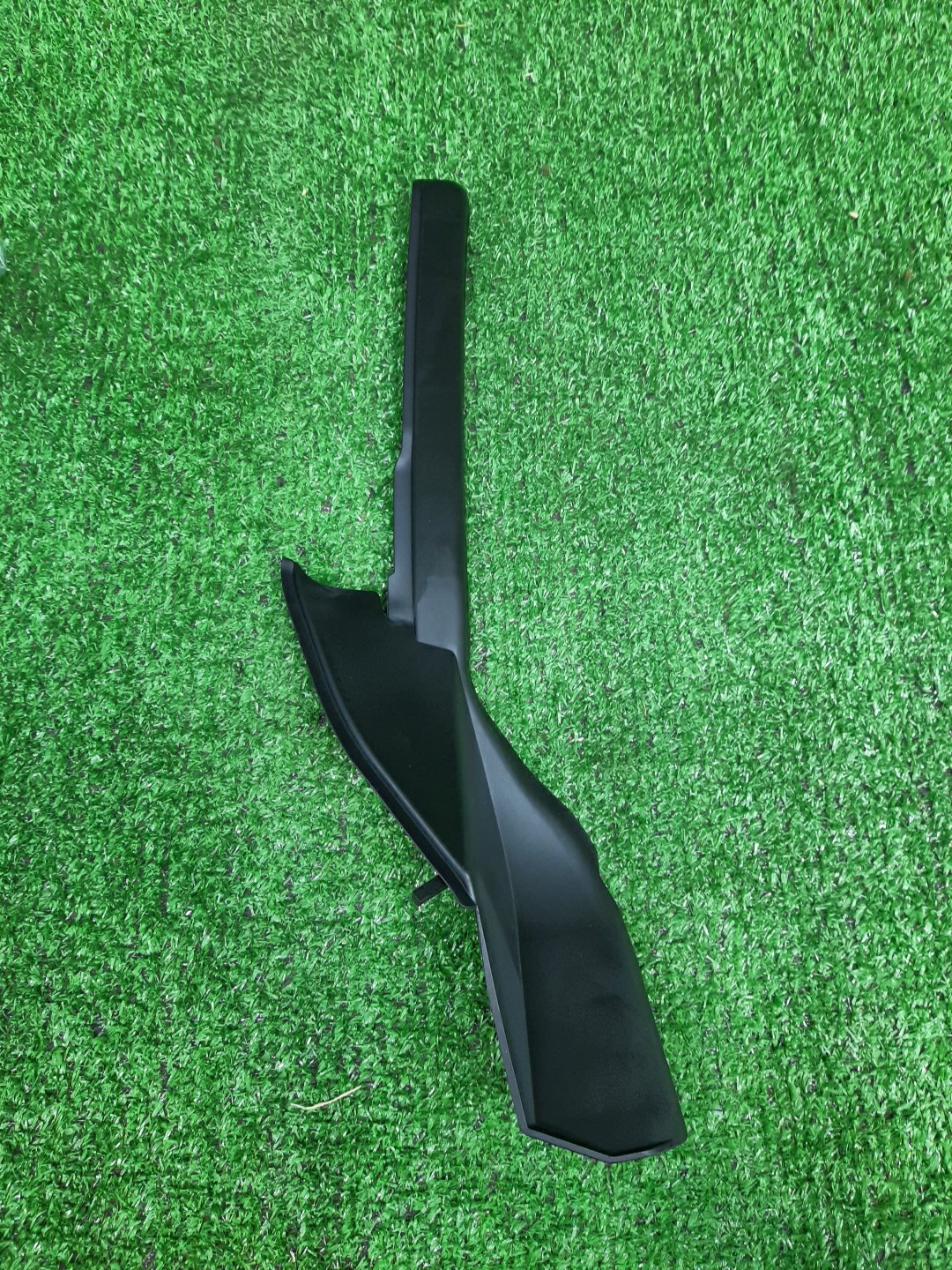 Планка на стеклоочиститель правая передняя TOYOTA COROLLA CROSS ZSG10 53823-16010 1 ракурс