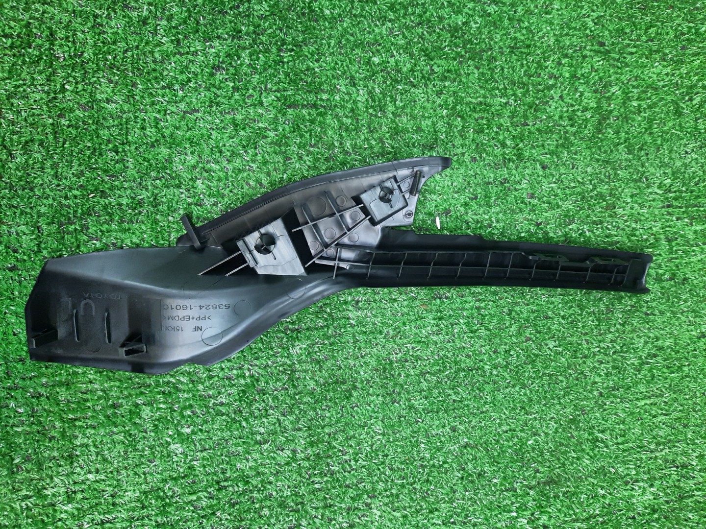 Планка на стеклоочиститель левая передняя TOYOTA COROLLA CROSS ZSG10 53824-16010 2 ракурс