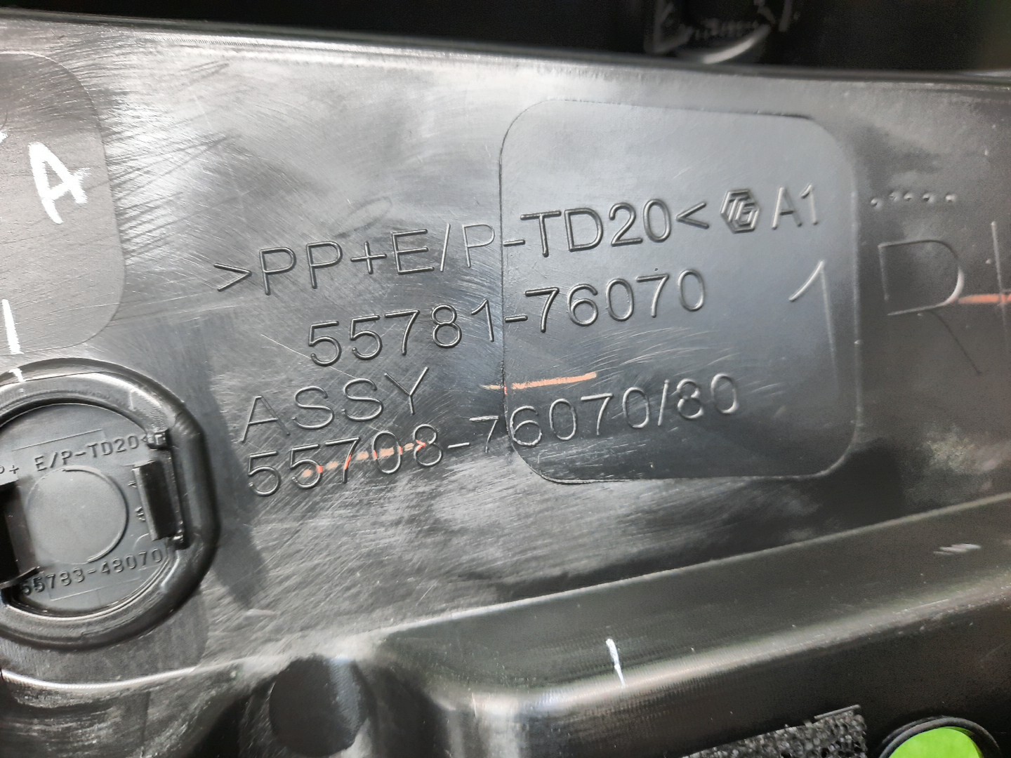 Планка на стеклоочиститель LEXUS UX300E, UX200, UX250H KMA10, MZAA10, MZAH10 55708-76070 3 ракурс
