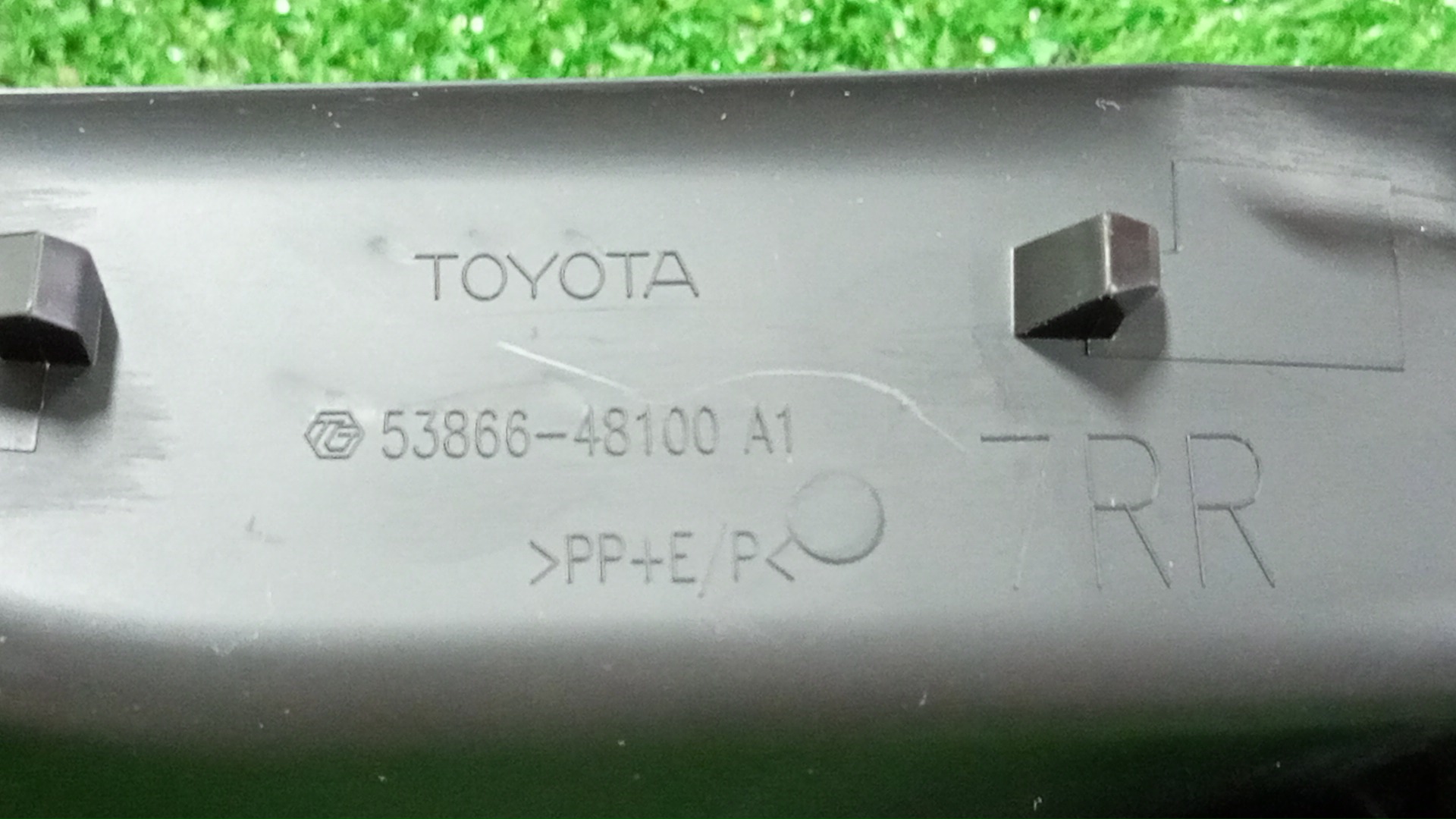 Планка на стеклоочиститель правая передняя TOYOTA HARRIER AXUH80 53866-48100 3 ракурс Планка на стеклоочиститель правая передняя TOYOTA HARRIER AXUH80 53866-48100 3 ракурс