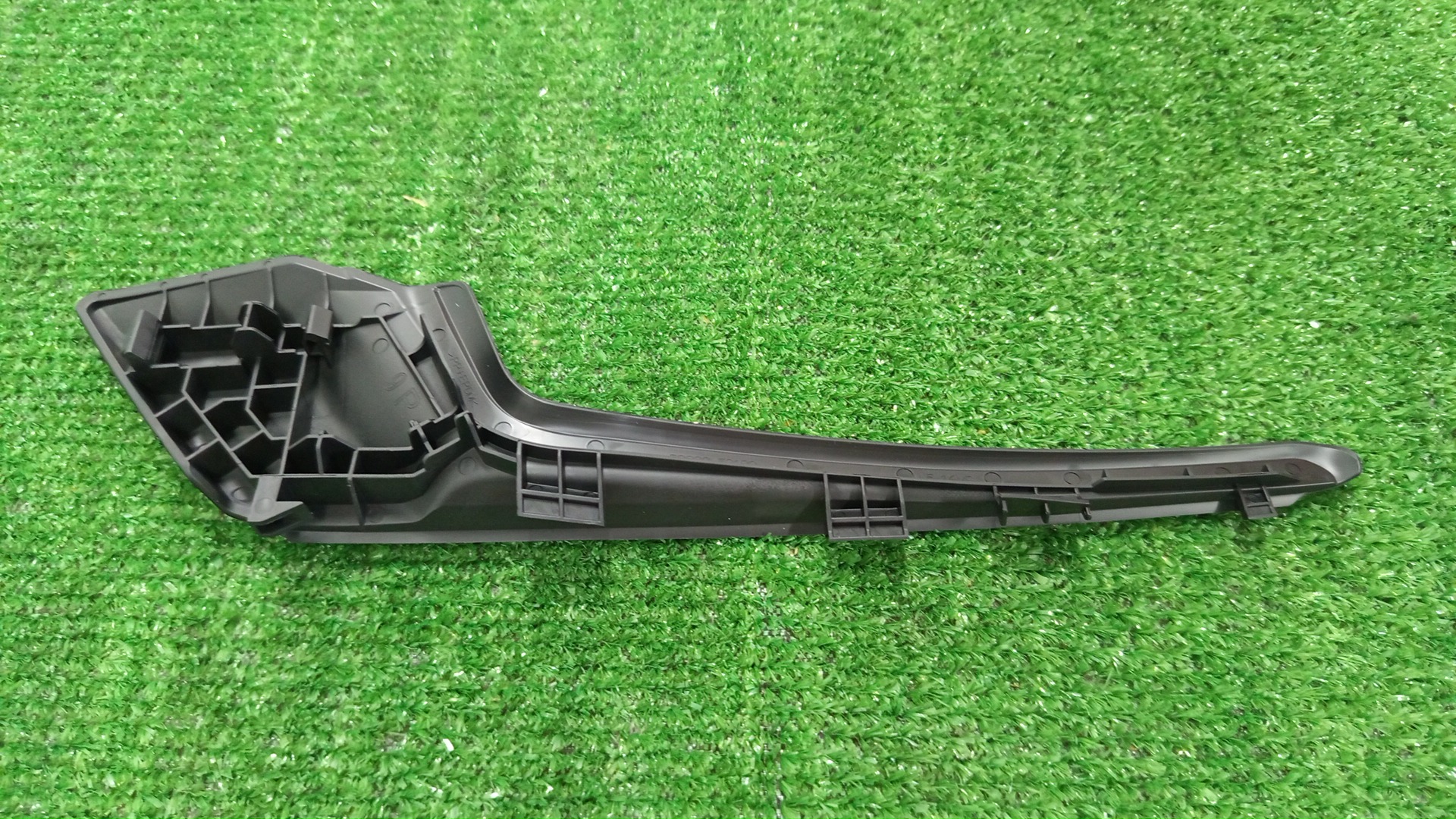 Планка на стеклоочиститель правая передняя TOYOTA AQUA MXPK10 53866-52180 2 ракурс Планка на стеклоочиститель правая передняя TOYOTA AQUA MXPK10 53866-52180 2 ракурс
