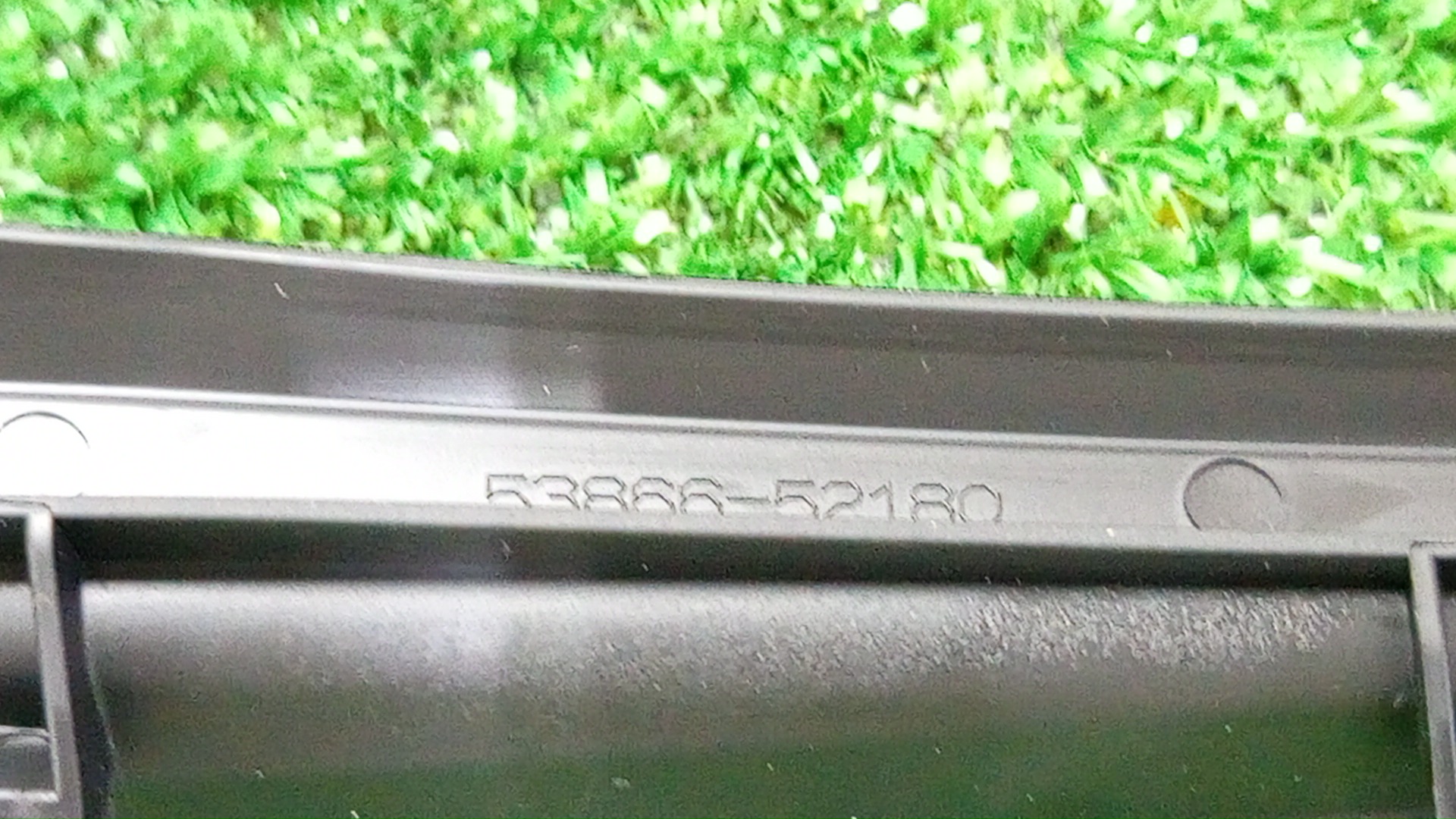 Планка на стеклоочиститель правая передняя TOYOTA AQUA MXPK10 53866-52180 3 ракурс Планка на стеклоочиститель правая передняя TOYOTA AQUA MXPK10 53866-52180 3 ракурс