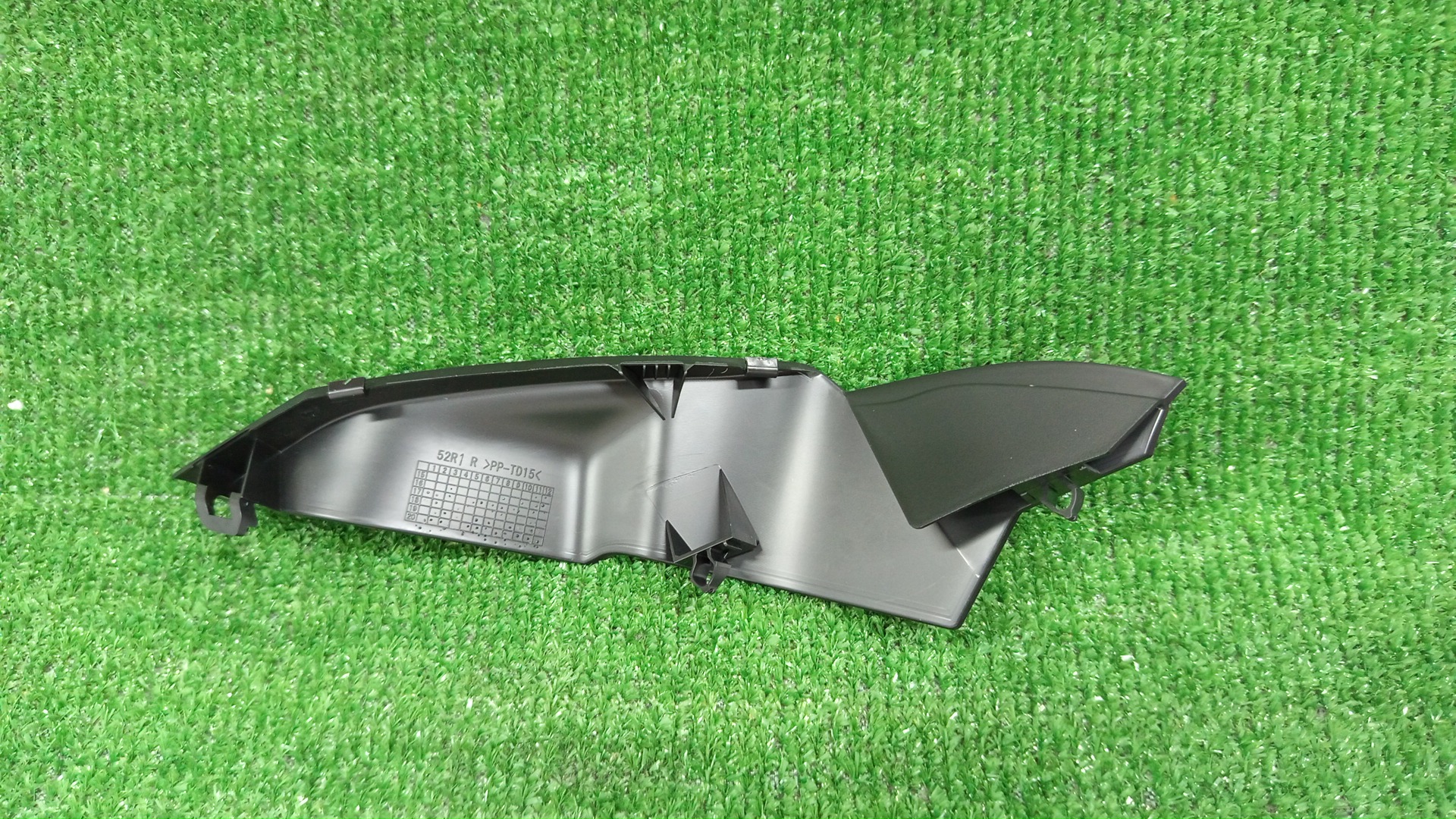 Планка на стеклоочиститель SUZUKI SWIFT ZC33S 72371-52R10-5PK 2 ракурс