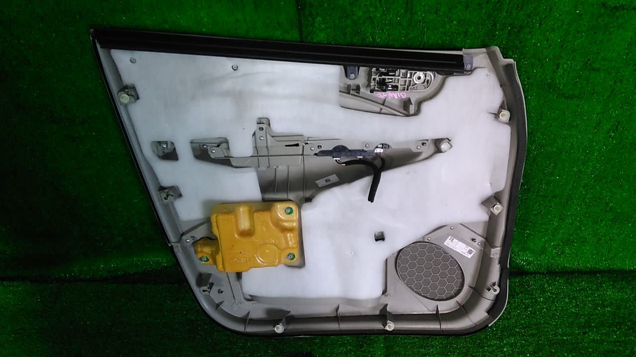 Обшивка дверей правая передняя MAZDA BIANTE CCEAW, CCEFW, CCFFW, CC3FW 3 ракурс
