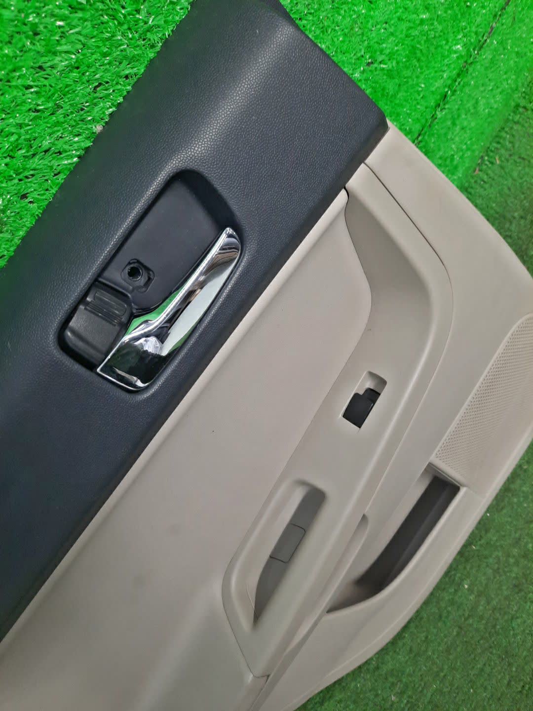 Обшивка дверей левая задняя MITSUBISHI GALANT FORTIS CY4A 2 ракурс