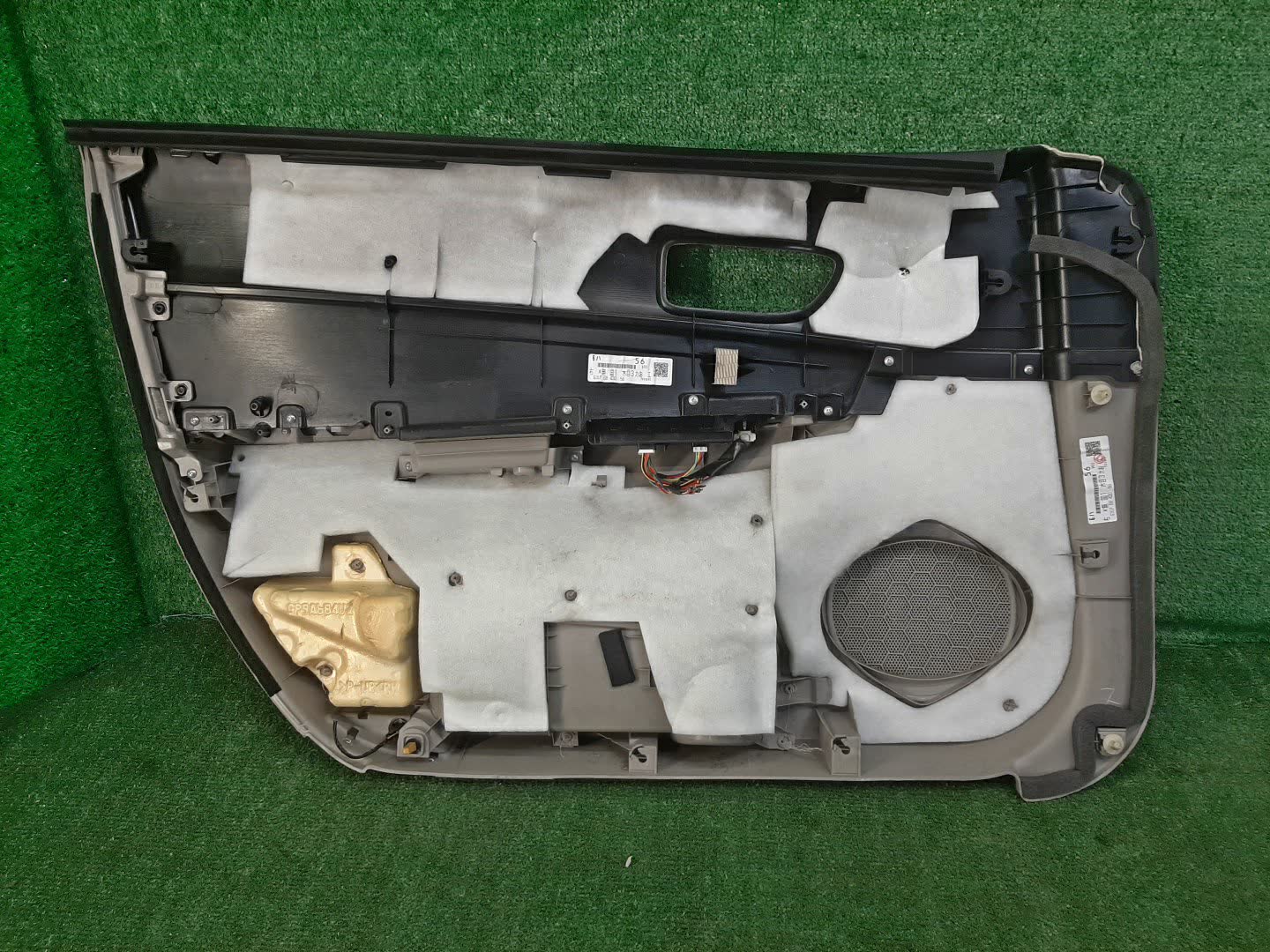 Обшивка дверей правая передняя MAZDA ATENZA GGEP 2 ракурс