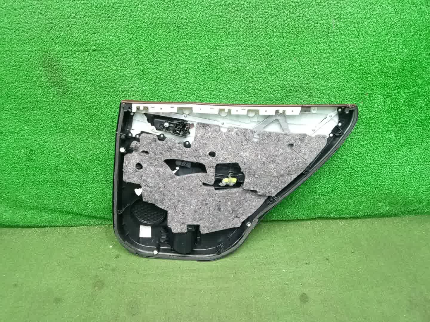 Обшивка дверей левая задняя TOYOTA HARRIER ZSU60W 2 ракурс