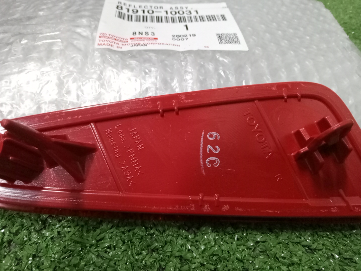 Отражатель бампера правый задний TOYOTA YARIS KSP210 81910-10031 3 ракурс