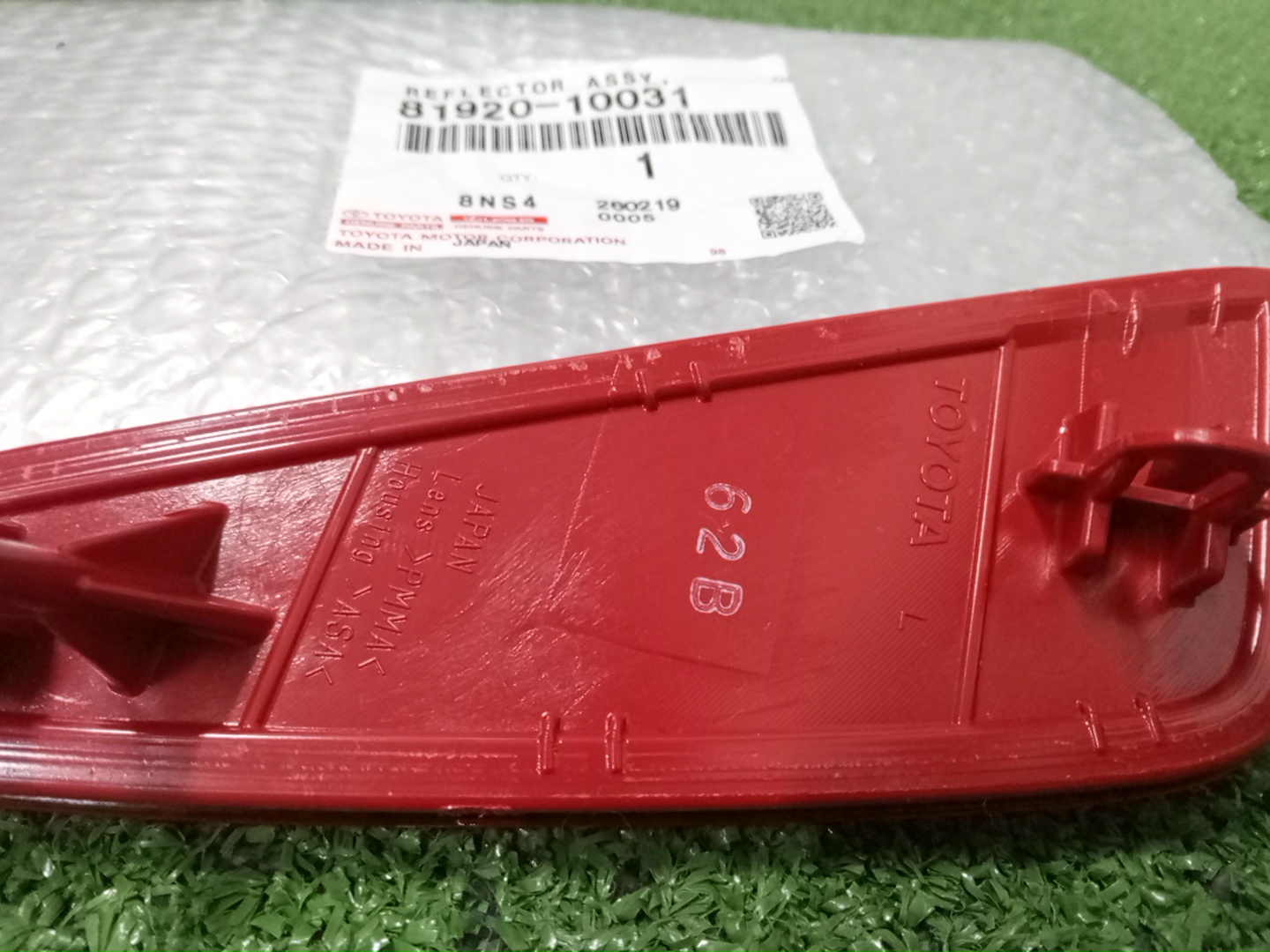 Отражатель бампера левый задний TOYOTA YARIS KSP210 81920-10031 3 ракурс