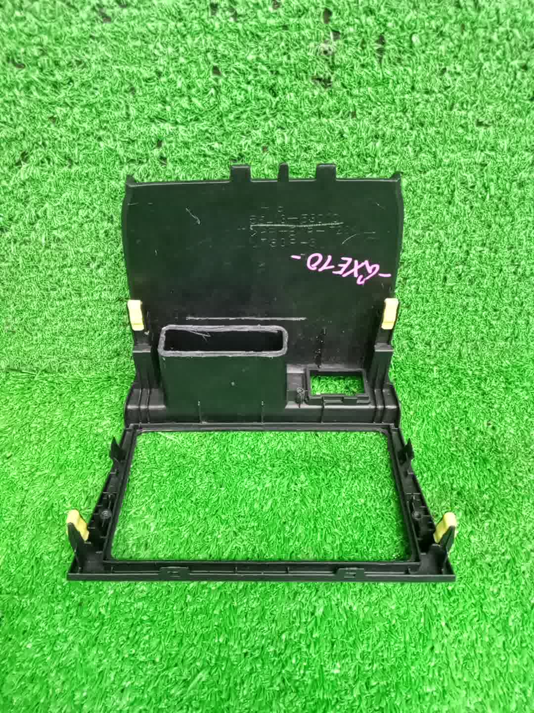 Консоль магнитофона TOYOTA ALTEZZA GXE10 55413-53010 2 ракурс