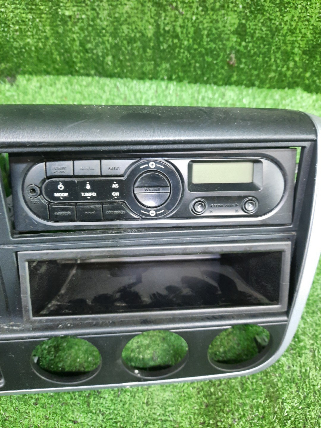 Консоль магнитофона MITSUBISHI FUSO CANTER FBA00 ML222704 2 ракурс