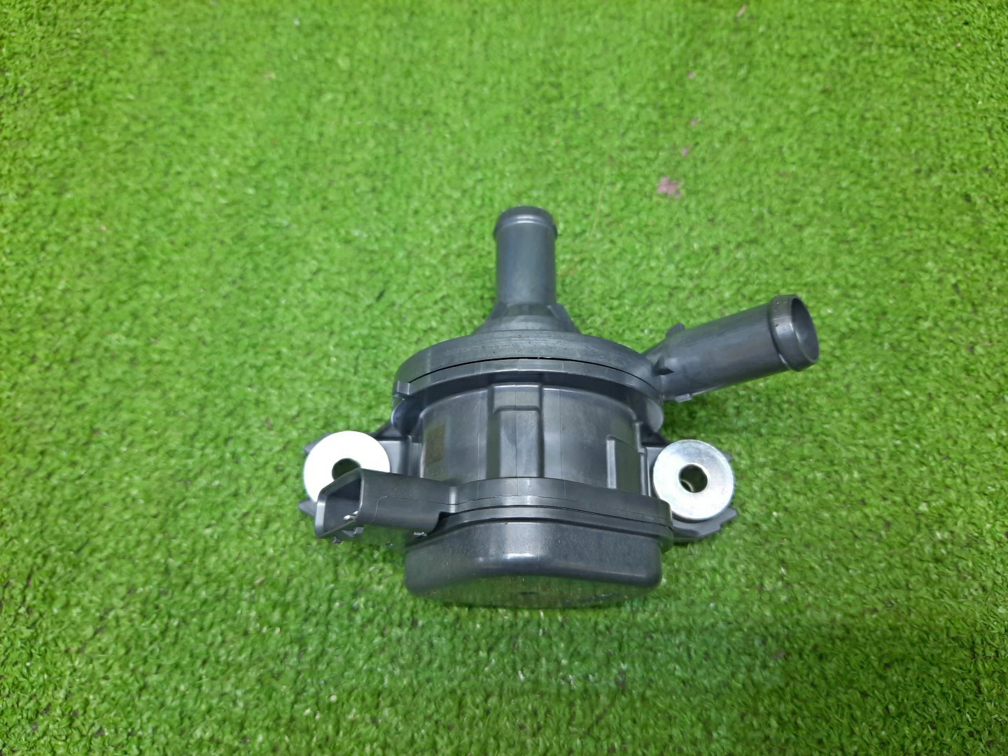 Помпа инвертора TOYOTA SEQUOIA VXKH85L V35A-FTS 161B0-70020 3 ракурс