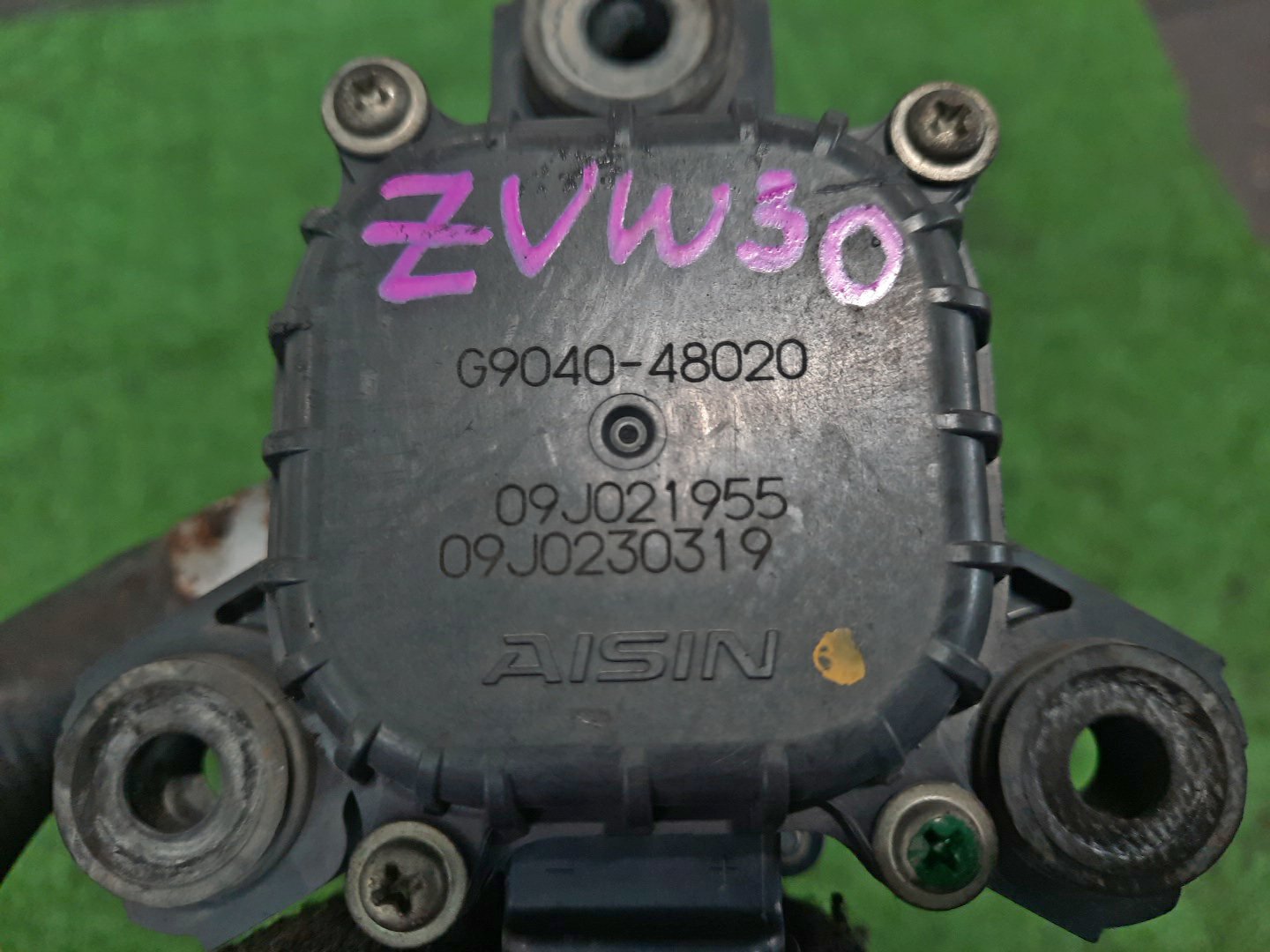 Помпа инвертора TOYOTA PRIUS ZVW30 2ZR-FXE G9040-48020 3 ракурс