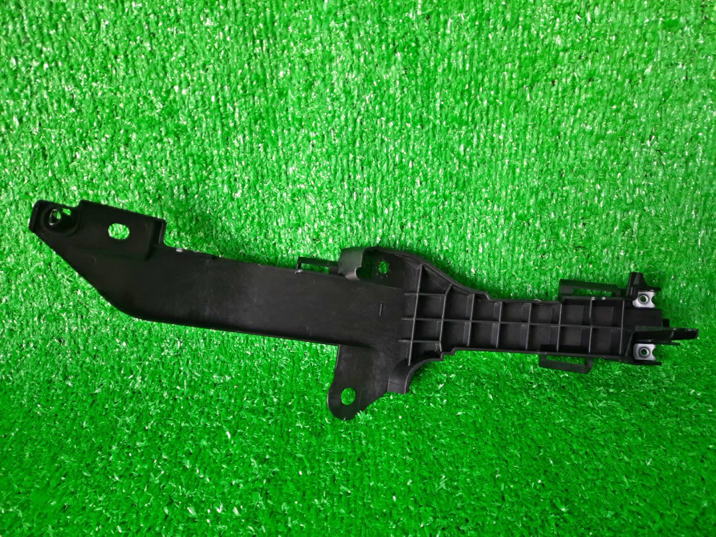 Крепление правое SUBARU XV GT7 57707FL080 2 ракурс